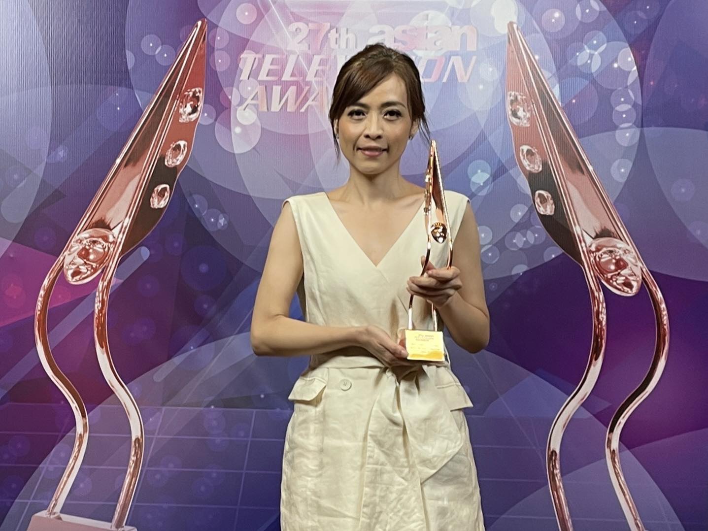 《音樂關鍵字-你好！我叫江東平》12/7代表臺灣獲得Asian Academy Creative Awards最佳兒童節目後，圖為12/8客家電視台再次獲得「2022亞洲電視大獎」（Asian TV Awards）最佳兒童節目獎，節目部經理羅亦娌代表領獎。翻攝自客家電視台臉書