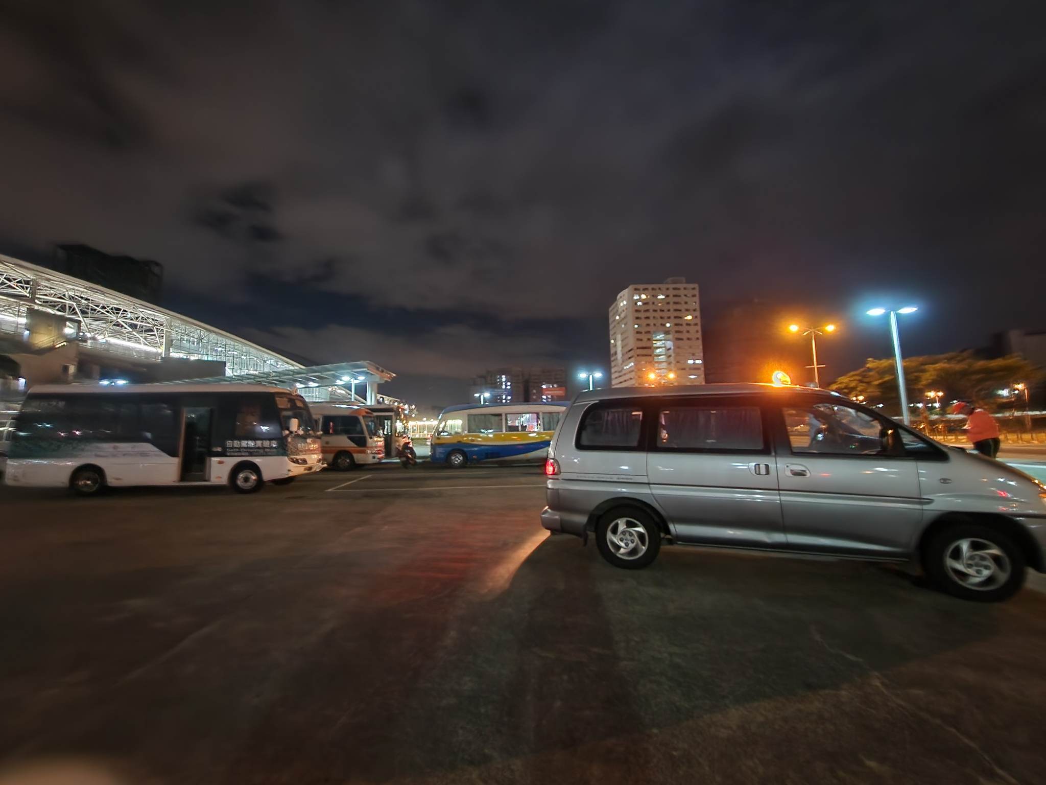 自駕車前測試階段會安排一輛前導車（右），作為避障引導。洪俊傑攝
