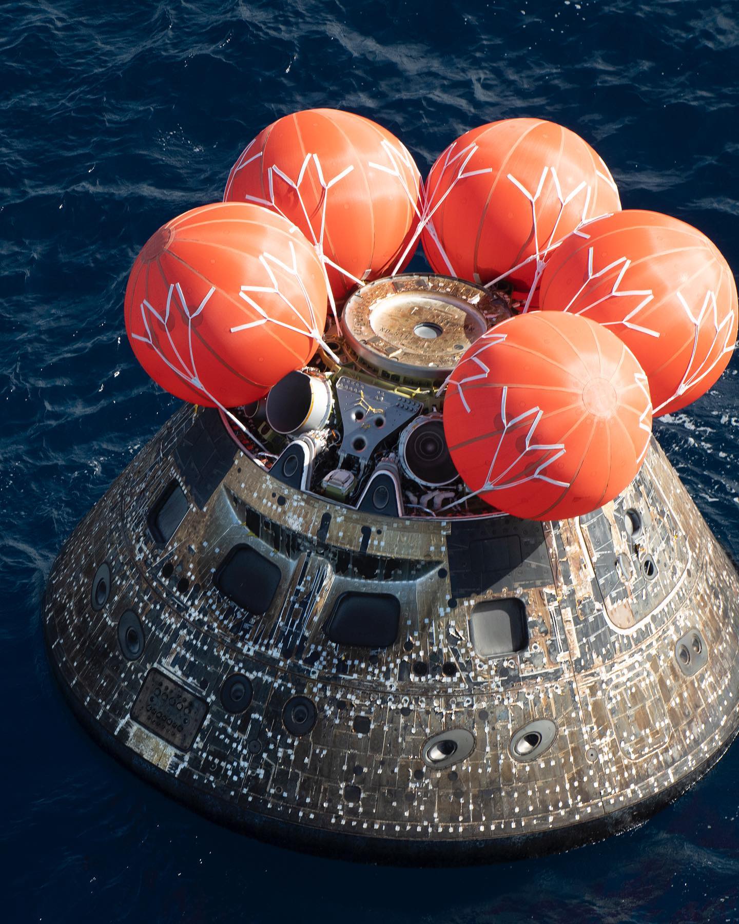 「獵戶座」太空船,安全降落太平洋海面。翻攝NASA