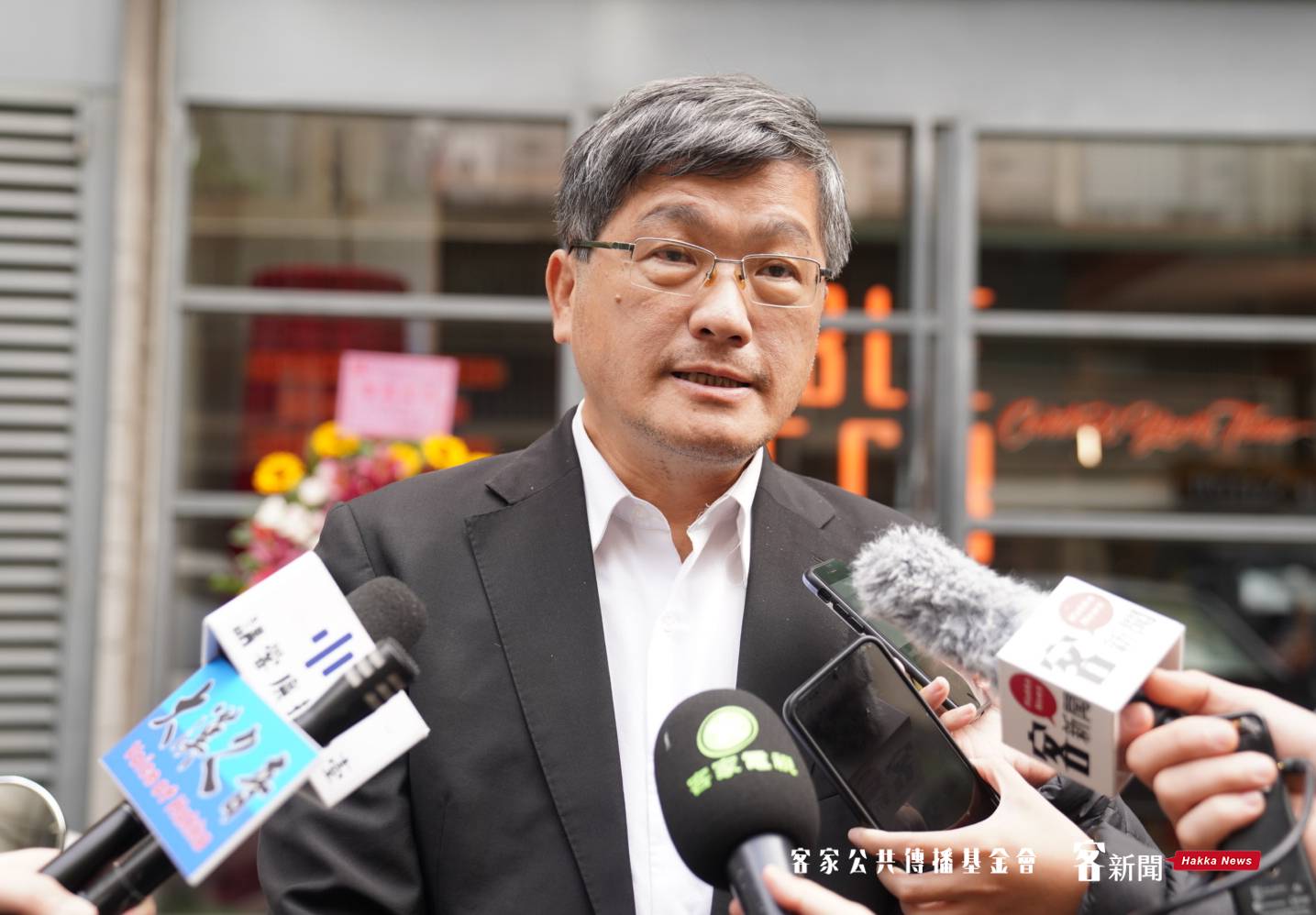 客家委員會主任委員楊長鎮特別前往台北「Double Check」恭喜彭佳慧彭全新客語專輯發表，希望透過彭佳慧的音樂指標影響力，能讓更多人愛上客家流行音樂。洪俊傑攝