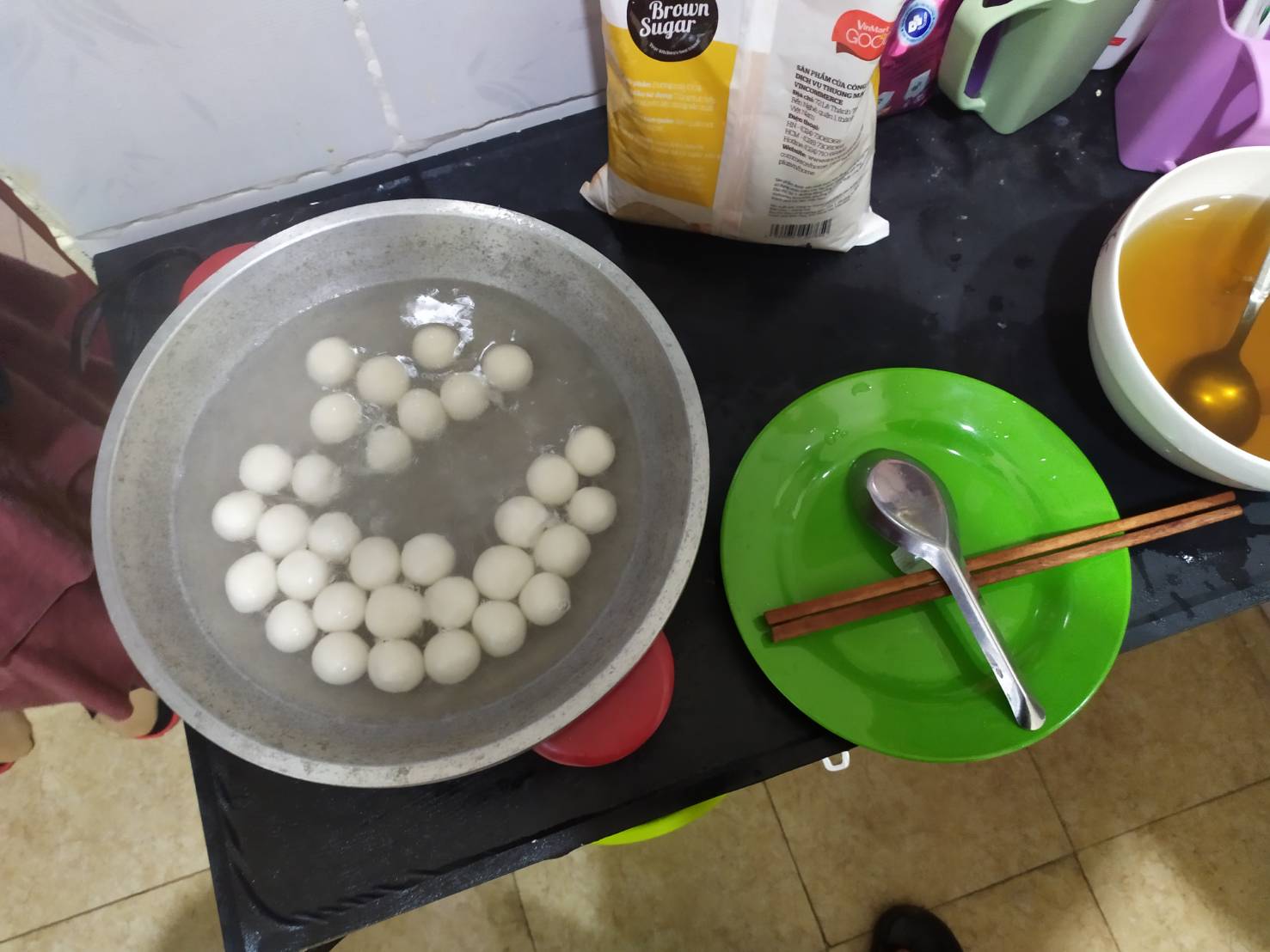 在越南過冬至,自己搓起了湯圓來解鄉愁。作者提供