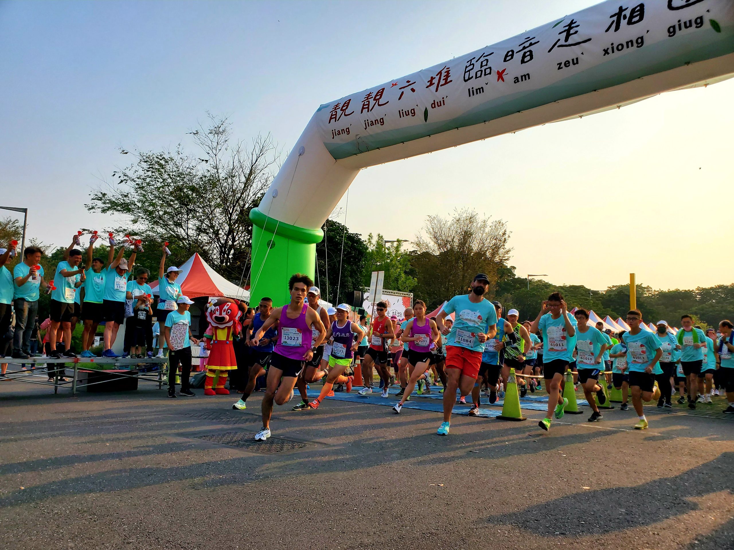 六堆客庄星光路跑500名選手起跑。客發中心提供