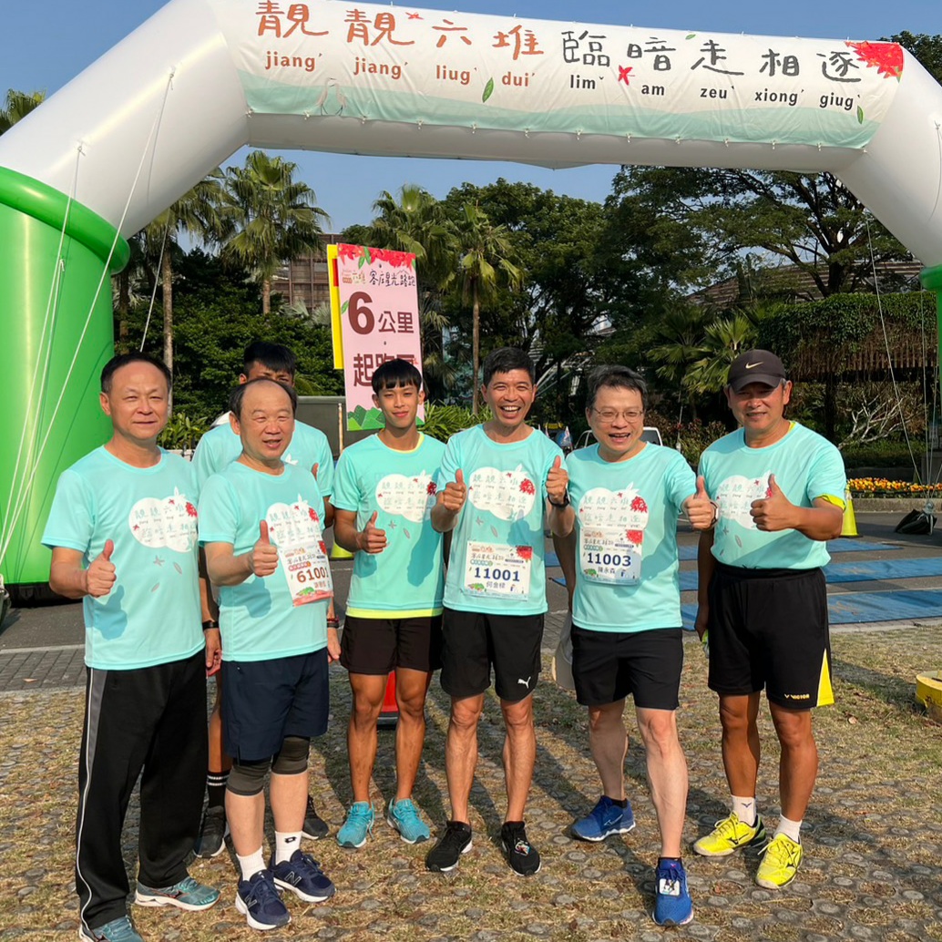 六堆客庄星光路跑領跑者合影，左起58屆六堆運動會執行長曾耀群、撐竿跳好手林志成、農業科技園區主任謝勝信、六堆小飛人黃正琦、客發中心主任何金樑、屏東大學校長陳永森、教練葉健銘。客發中心提供