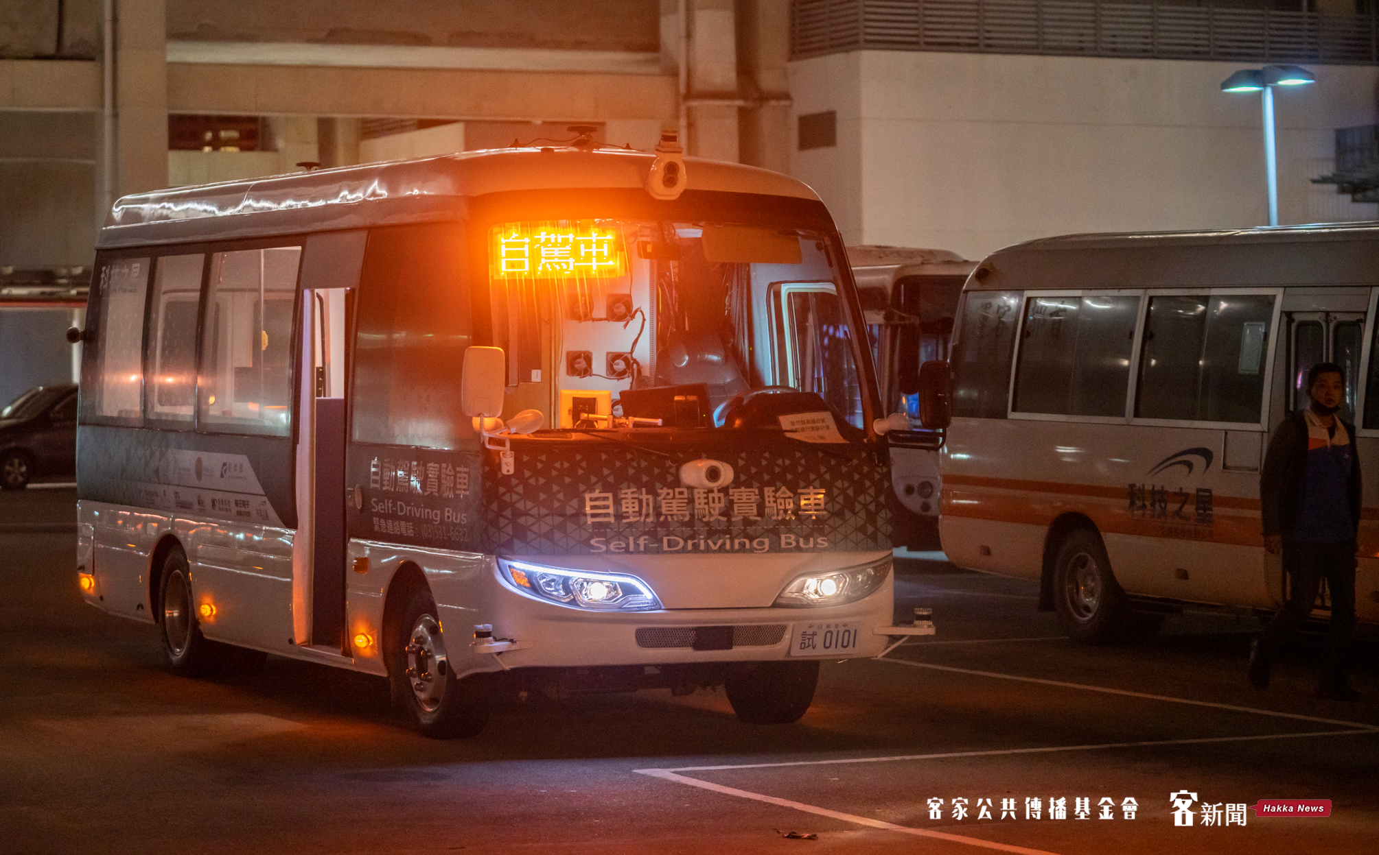 自駕巴士晚間10點一到，準時開進新竹高鐵站進行上路測試。洪俊傑攝