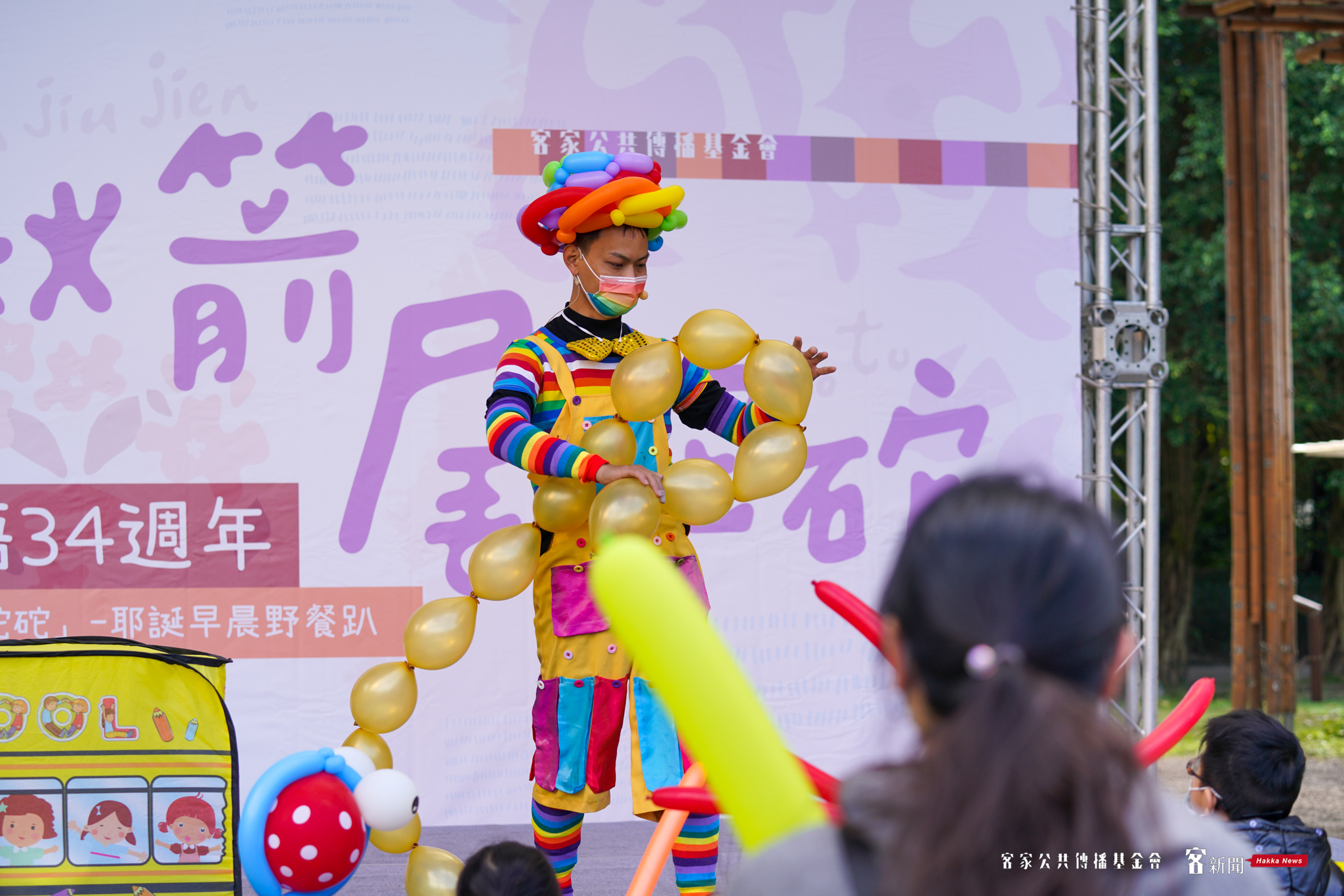 氣球阿明的巧手將氣球變成各種造型，吸引現場所有大朋友、小朋友的目光。