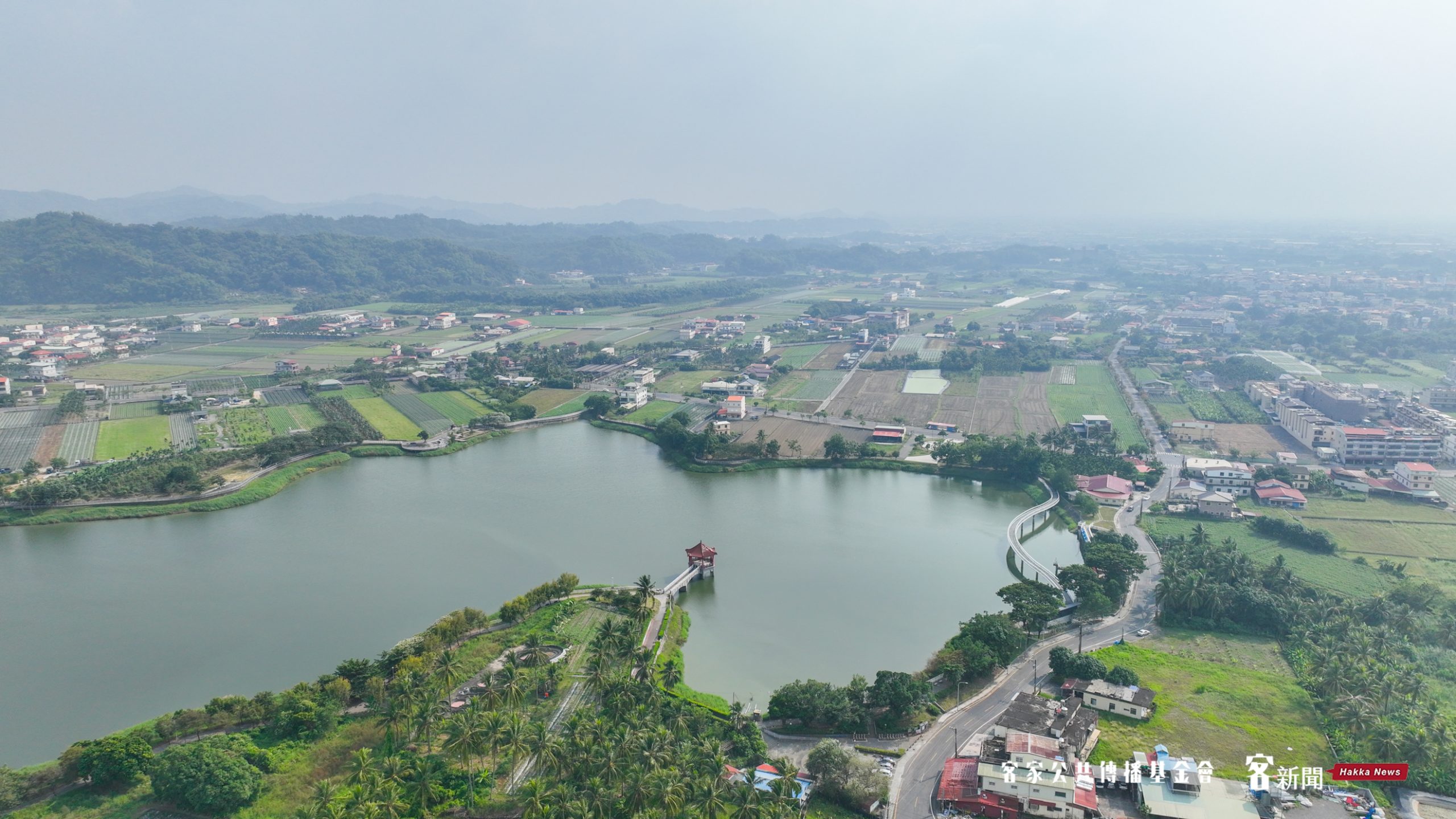 秋冬之際，美濃地區水氣瀰漫，如同舊名「瀰濃」般浪漫，圖為美濃湖。洪俊傑攝