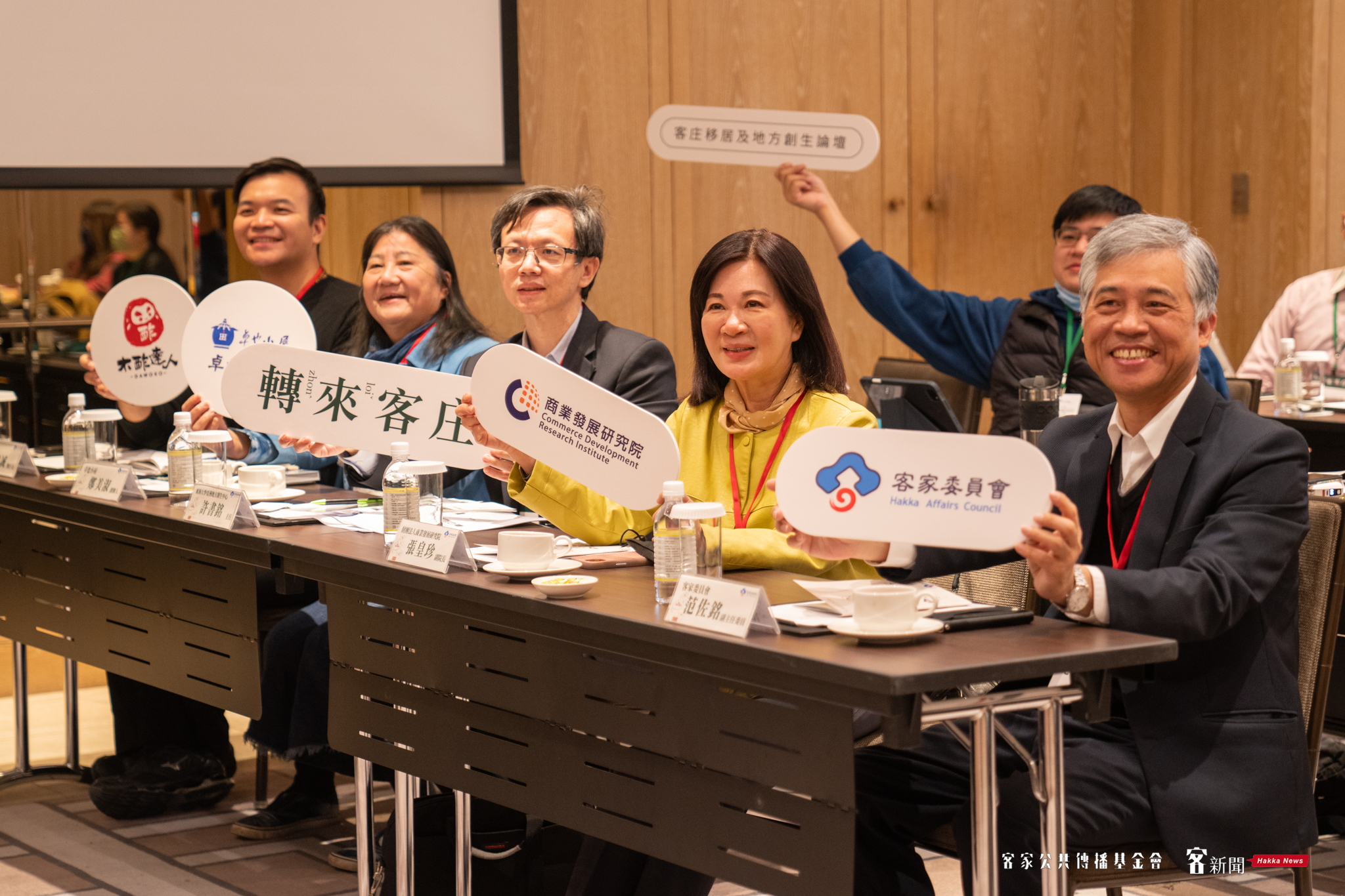 左起木酢達人執行長陳偉誠、卓也藍染創辦人鄭美淑、海大學亞洲地方創生中心許書銘、商研院副院長張皇珍、客委會副主委范佐銘。李台源攝