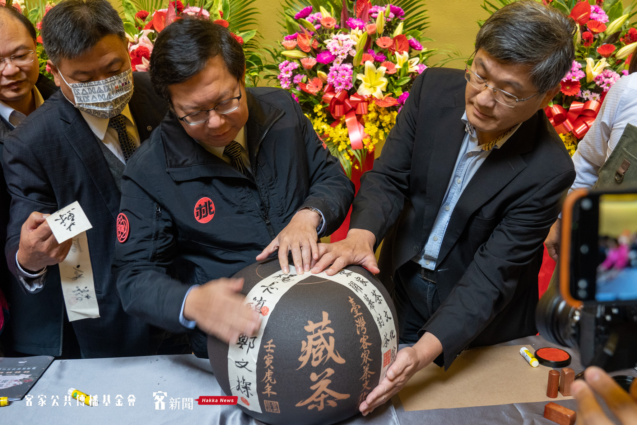 客委會主委楊長鎮（左）與桃園市長鄭文燦（右）為「藏茶儀式」揮毫，並將藏茶彌封，做為鎮館之寶。宋佩遙攝