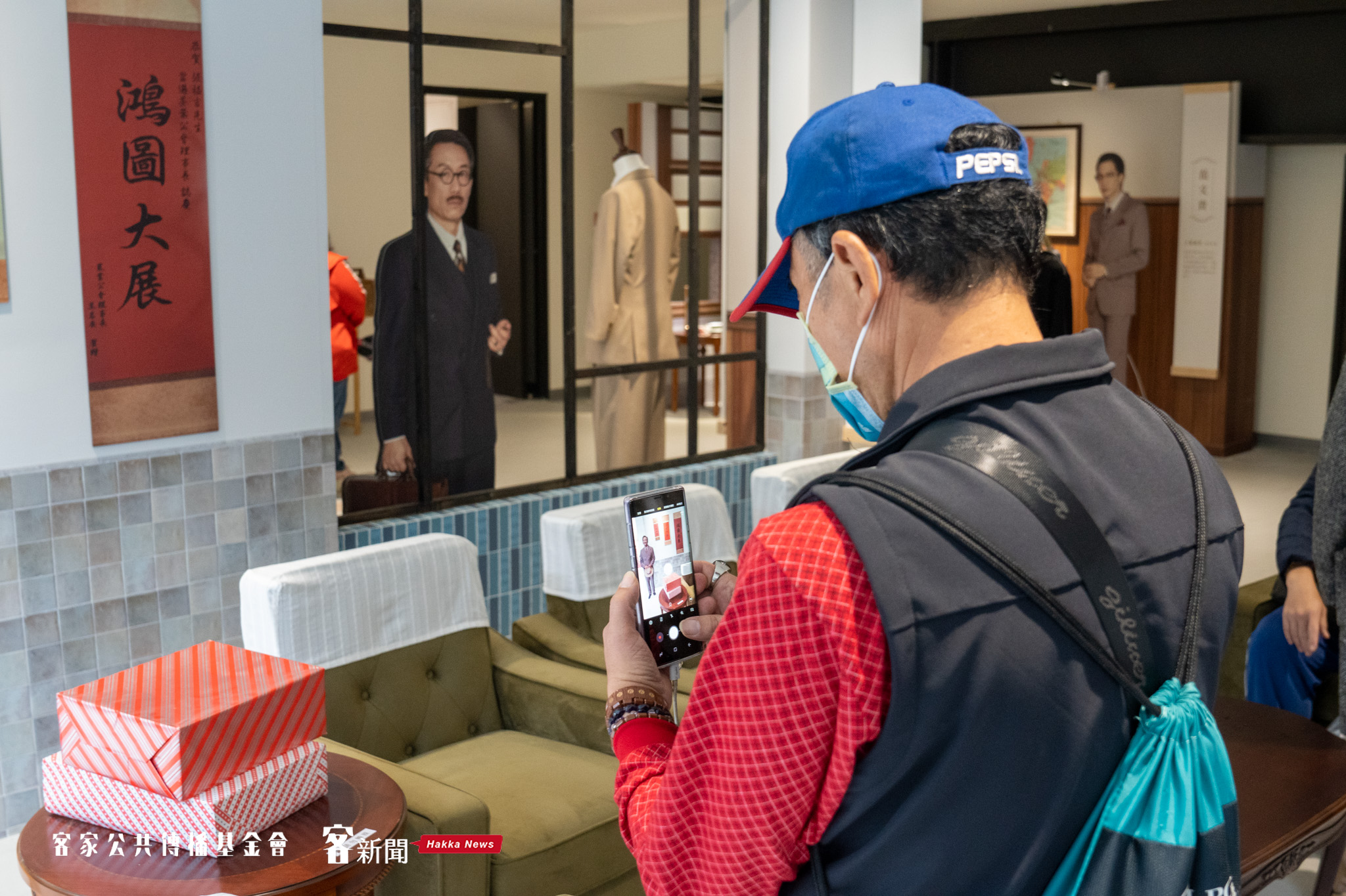 《茶金》特展許多道具都可以親自體驗，像是劇中的沙發、椅子等。宋佩遙攝