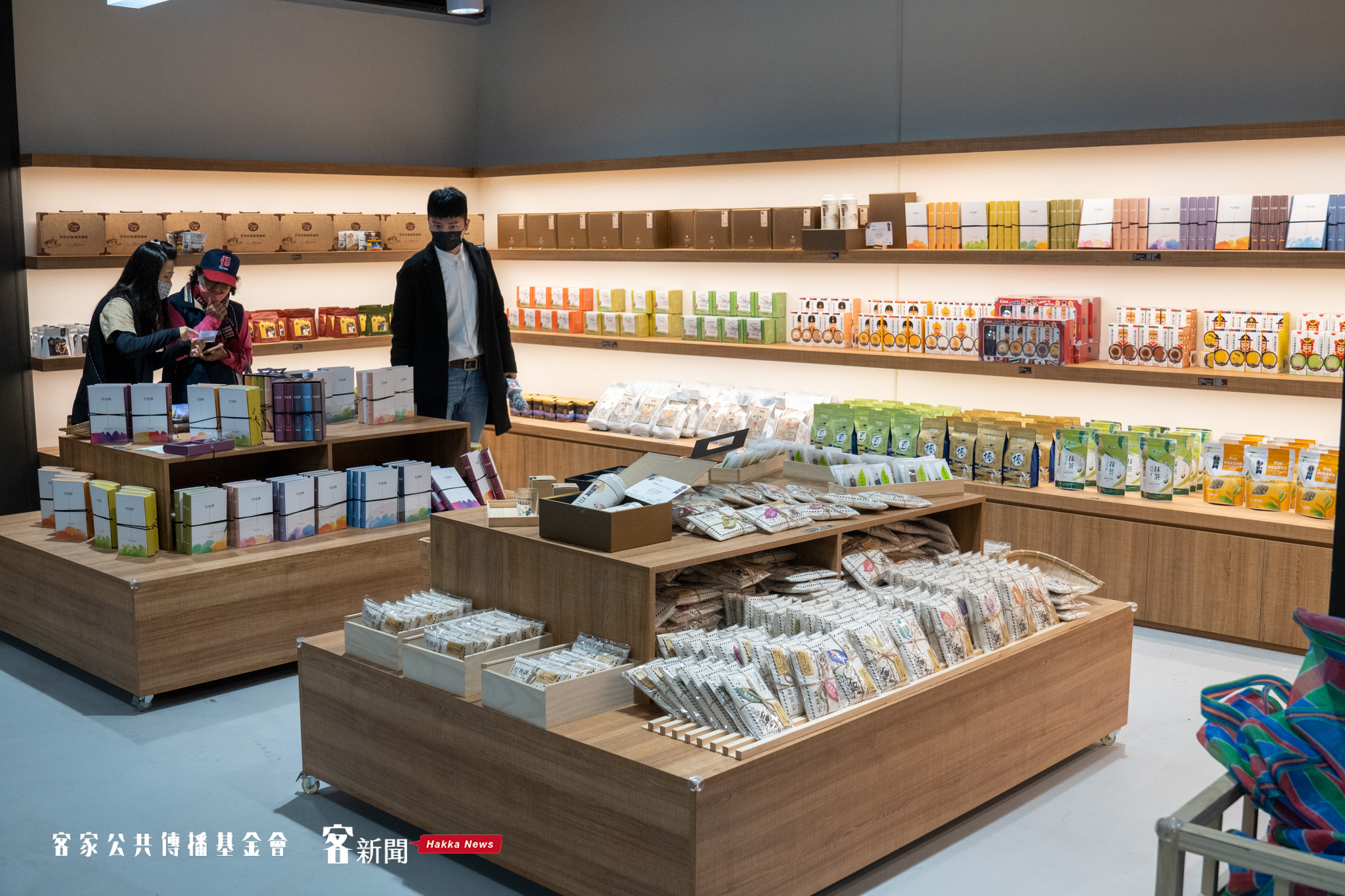 館內有設置商店街，客庄商品十分多元，而且遊客只要註冊登入「桃園紅利桃子」並報到後，就會送紅利點數100點（1點等於1元）可直接折抵，非常划算又好買。宋佩遙攝