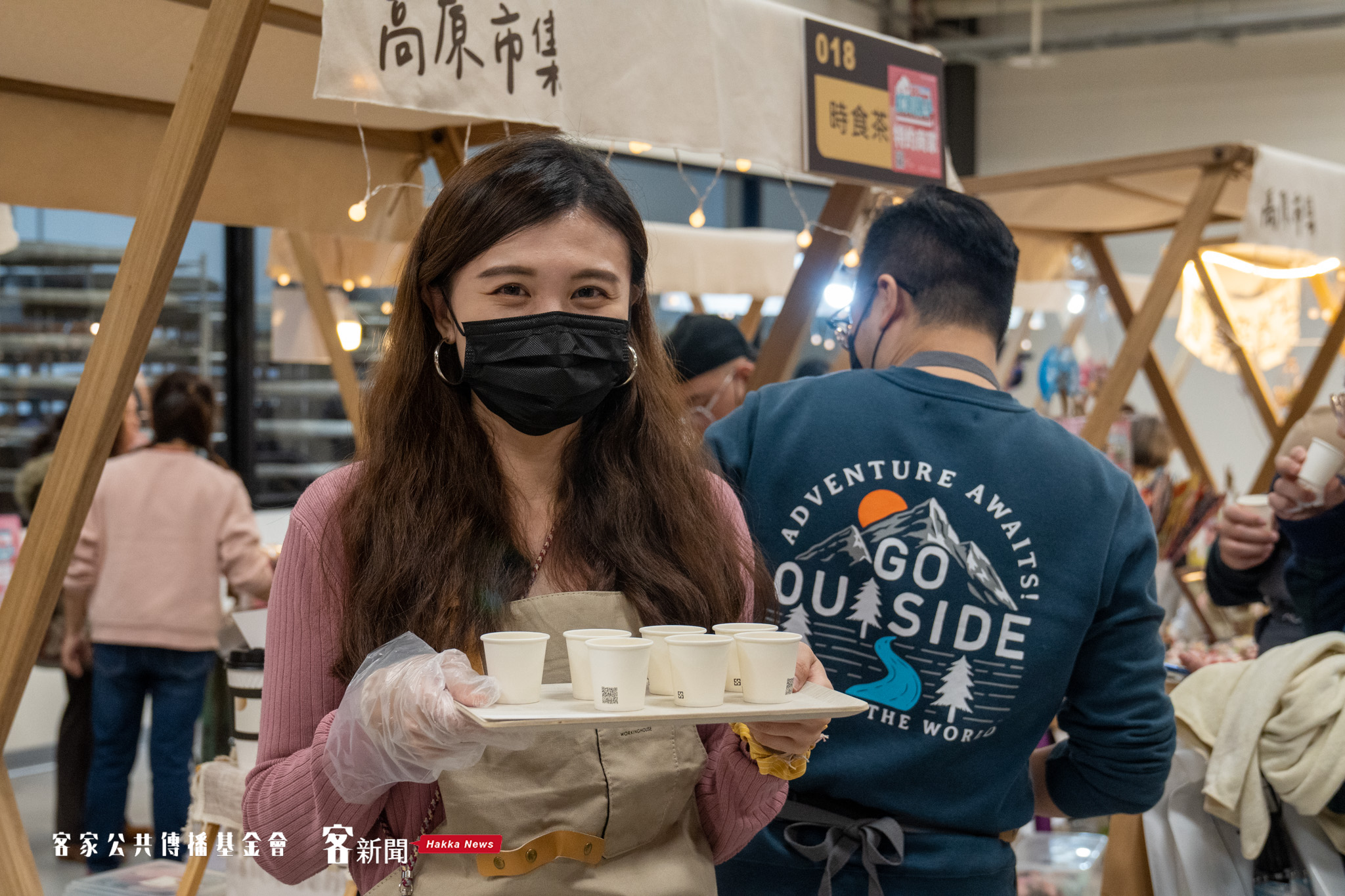 館內有設置商店街，熱情的攤商還會向您奉茶。宋佩遙攝