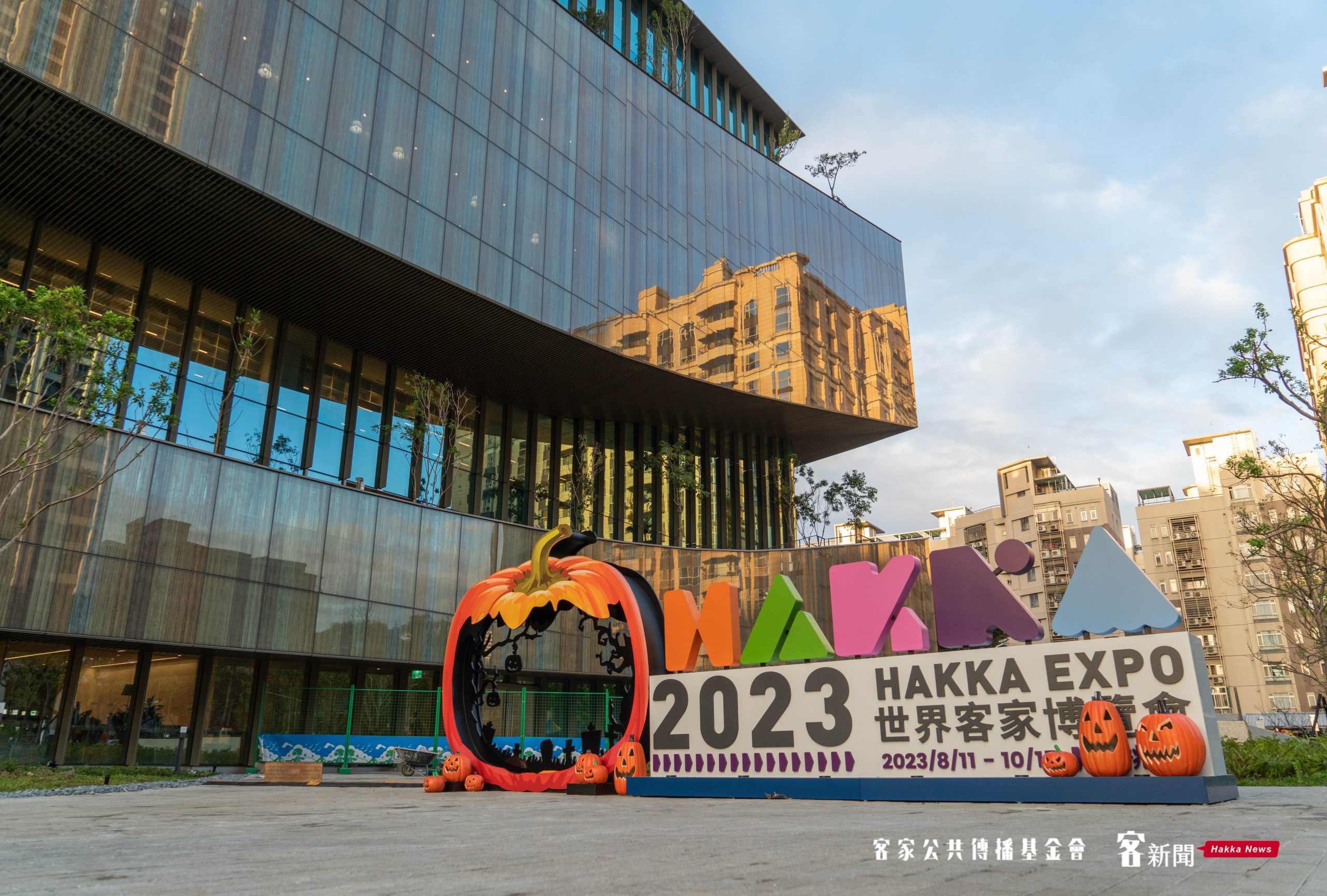 2023世客博裝置，供民眾拍照打卡，圖為桃園市立圖書館外圍的裝置。洪俊傑攝