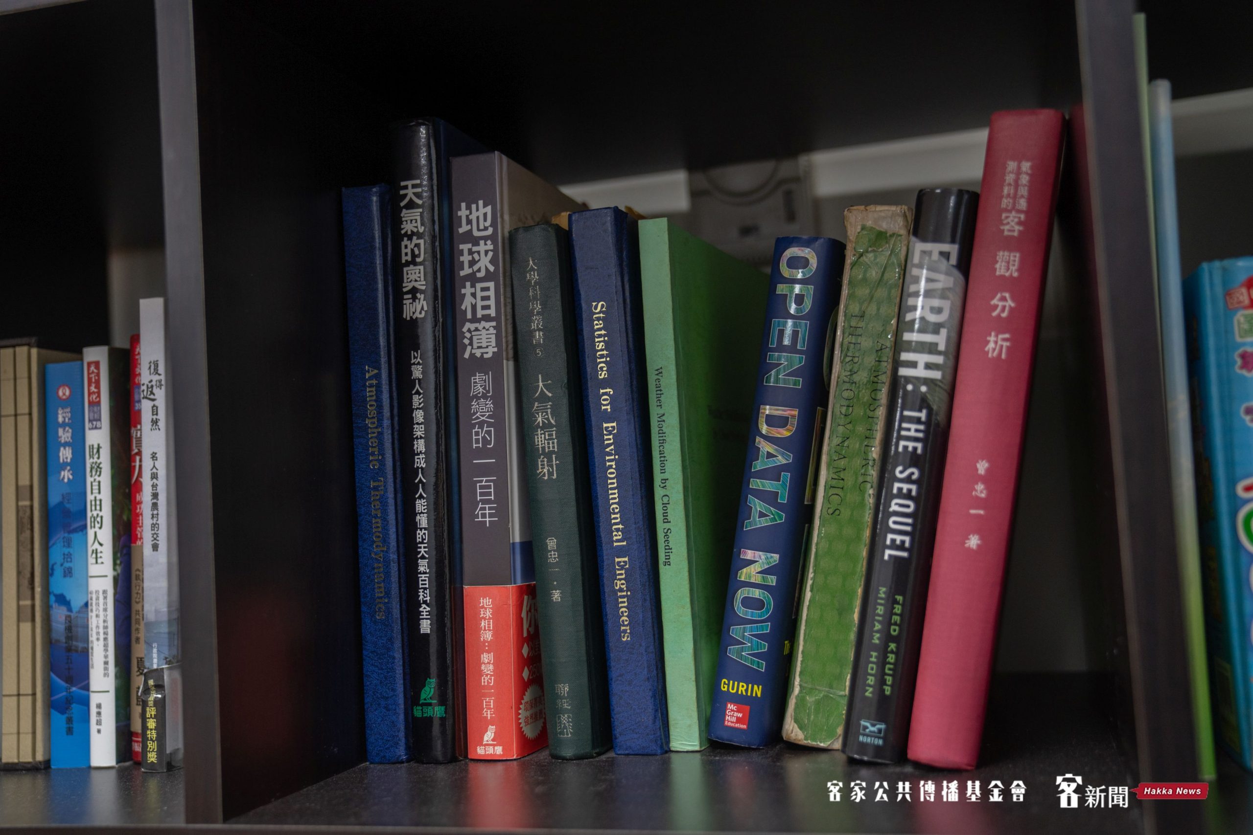 彭啟明辦公室的書櫃。洪俊傑攝
