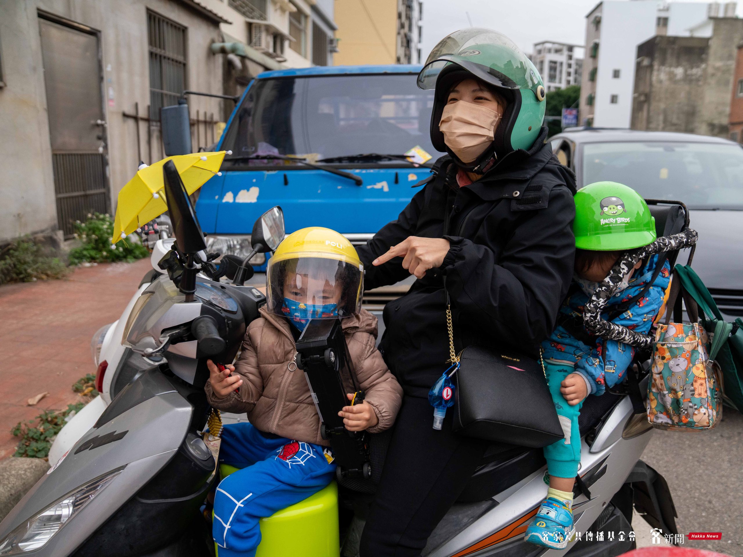 即使累到小朋友累得在機車睡著，陳淑玲也不願放棄多拉一個人連署。李台源攝