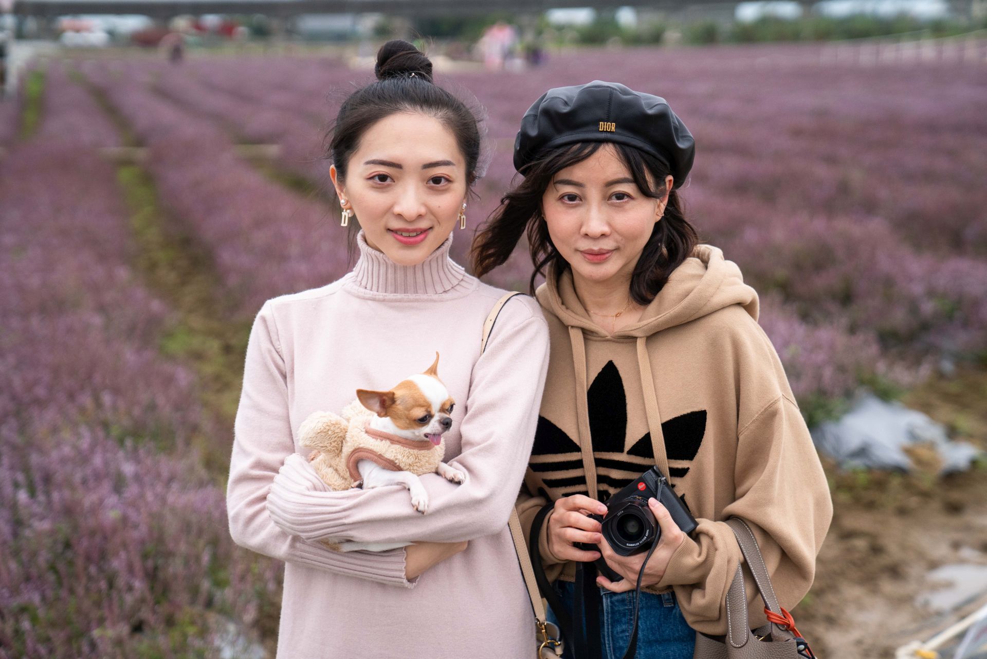 徐小姐（右）說，從網路上得知仙草花節的訊息，今天帶女兒前來欣賞紫色花海。