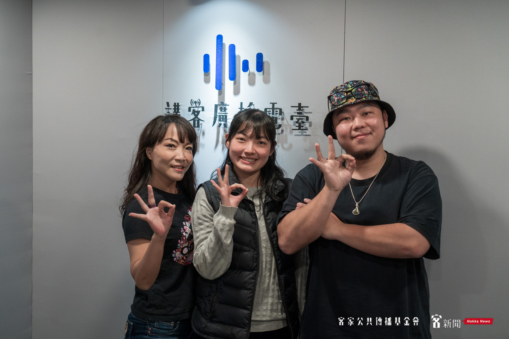 蘇浚祺(右)與同樣來自香港的鄭雯娜(中)到講客廣播電台接受主持人徐子雁(左)專訪。范修語攝