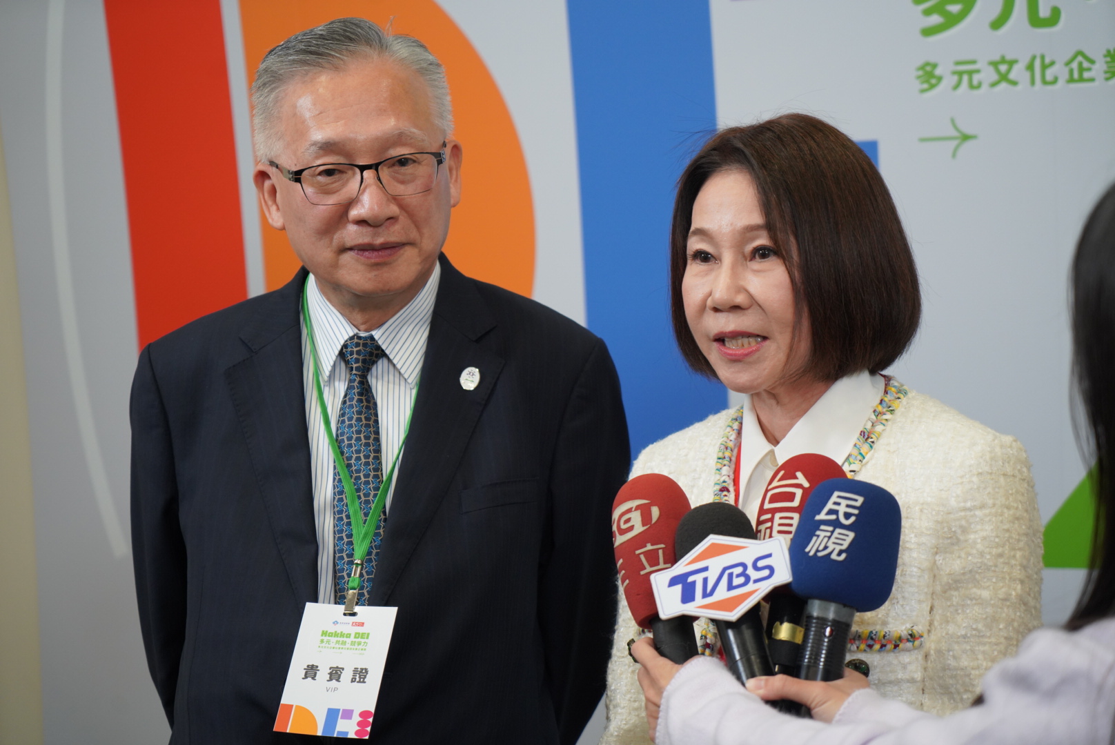 遠東巨城總經理羅仕清(左)、Big City遠東巨城購物中心董事長李靜芳(右)和大家分享自家對於企業責任,推動客家語言文化的心得。蘇佑昇攝