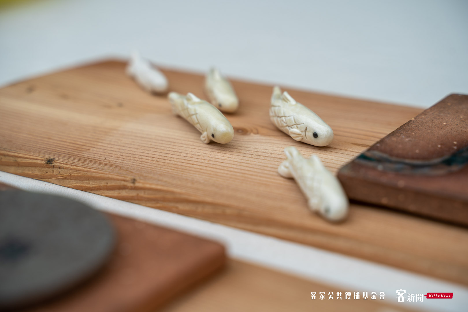 二級保育類新社白魚造型裝飾牆。范修語攝