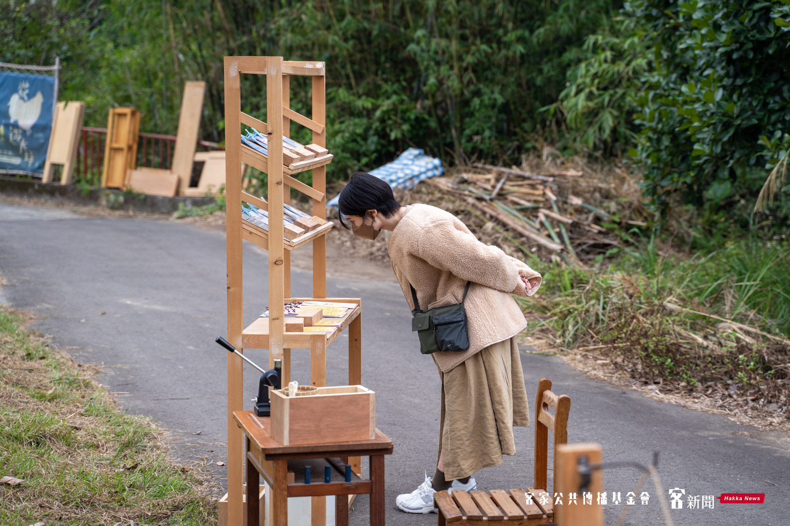 民眾來到藝術季學校成果展,可以將每一協力點與現場活動紙張製作成一本書。范修語攝