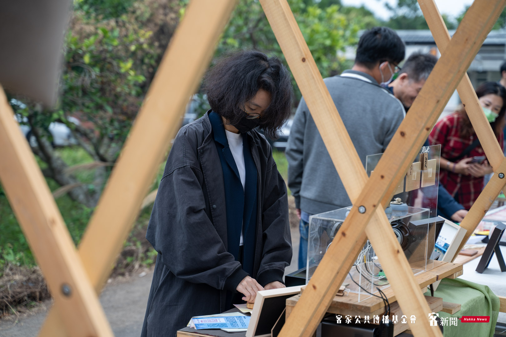 成果展內有許多印章,可以蓋在自製的書上。范修語攝