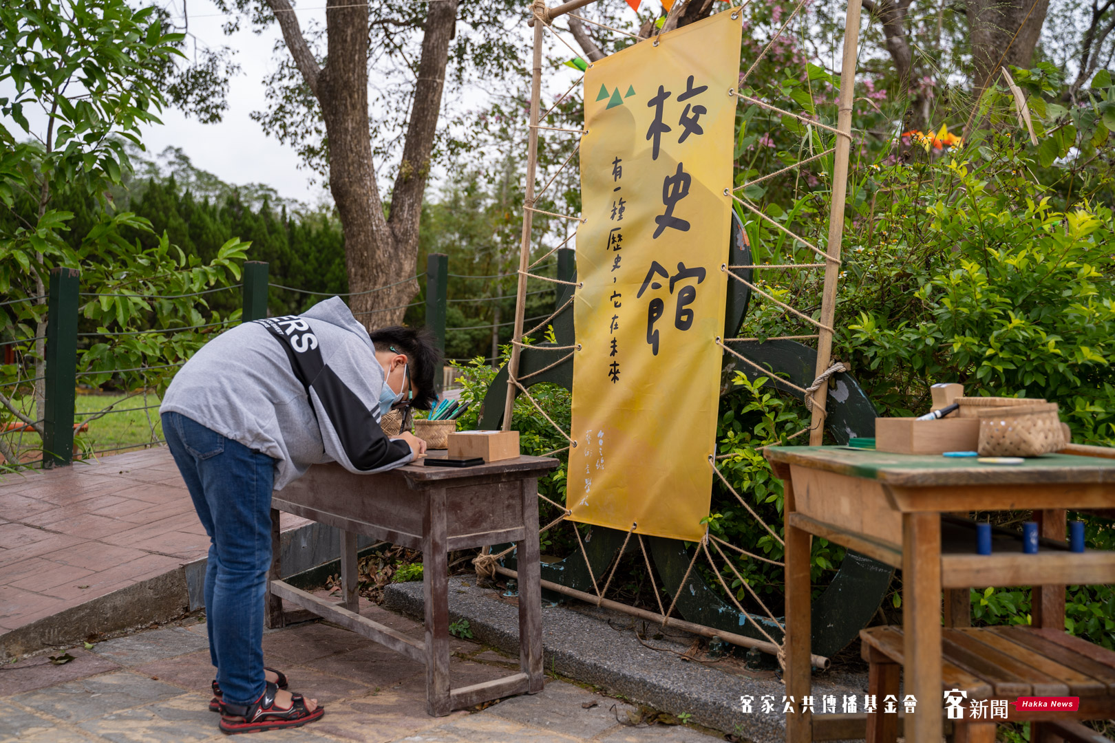 入口處有十二生肖的印章,可以製作屬於自己的牌子並綁到學校中,透過每年的累積創造台三線藝術季學校的校史。范修語攝