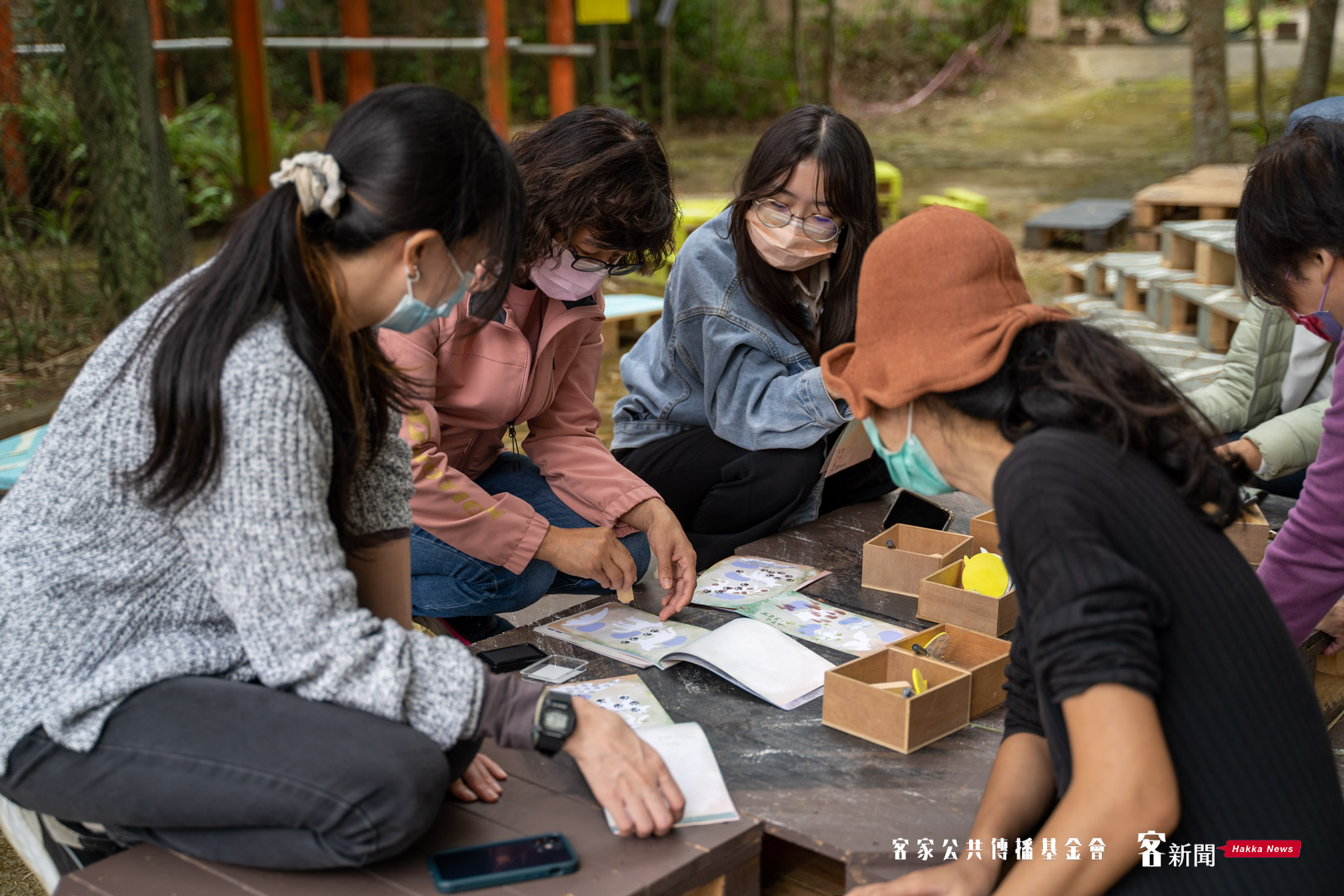 自製的書中有許多習題,需要一關一關去完成,在這區可以認識里山動物們。范修語攝