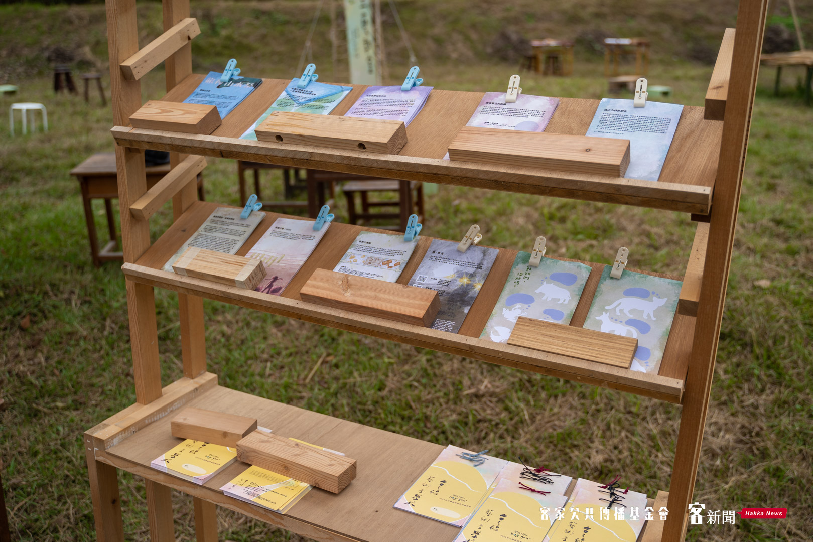 民眾來到藝術季學校成果展,可以將每一協力點與現場活動紙張製作成一本書。范修語攝