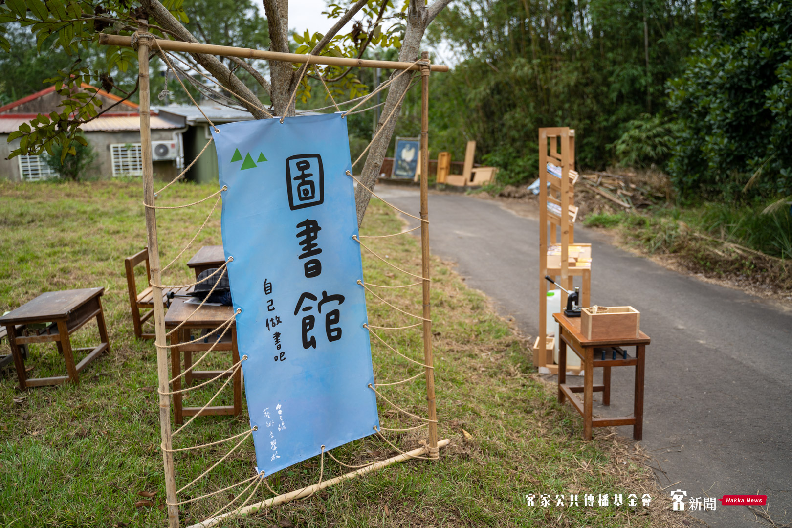 民眾來到藝術季學校成果展,可以將每一協力點與現場活動紙張製作成一本書。范修語攝