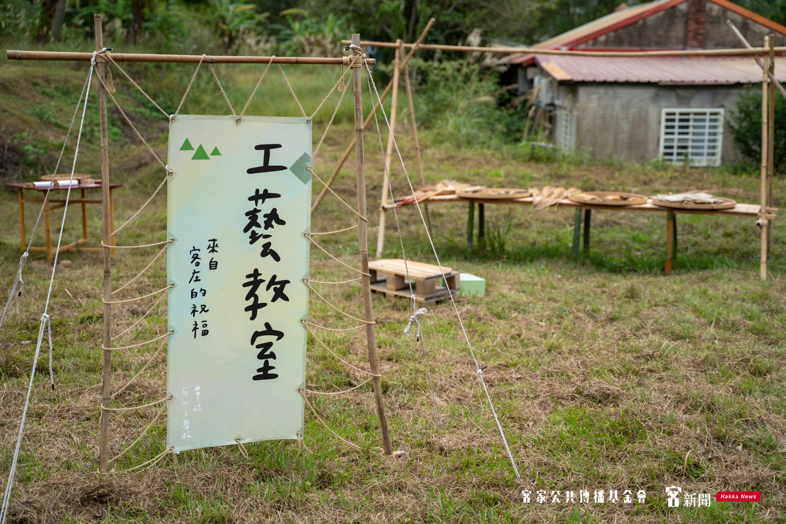 手編掃把的工藝將失傳,工藝師裴立農將掃把製作成小巧精緻的小掃把,重新運用自然的素材。范修語攝