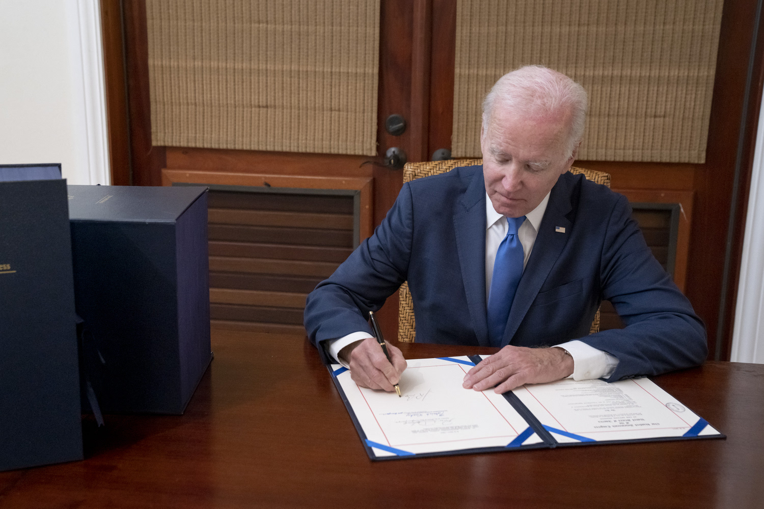 拜登簽署法案　20億美元對台軍事貸款預算生效