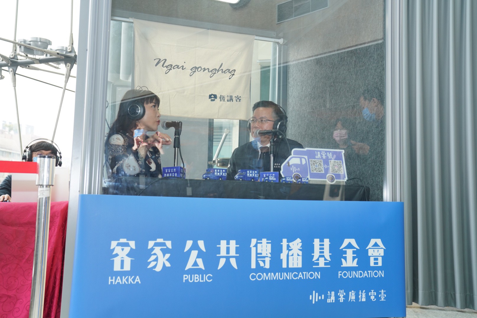 全國客家日論壇,講客廣播電臺《雁子飛過台三線》主持人徐子雁(左)特別將節目拉到現場做廣播節目,並邀請苗栗縣文觀局局長林彥甫受訪。宋佩遙攝