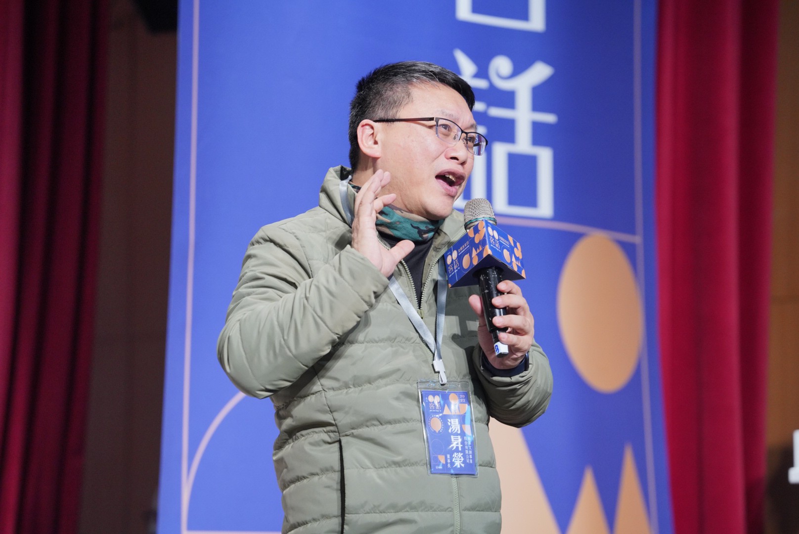 湯昇榮透露，7個播出《茶金》的頻道都不另外配音，而且「都堅持要聽原音客家話海陸腔！」。宋佩遙攝