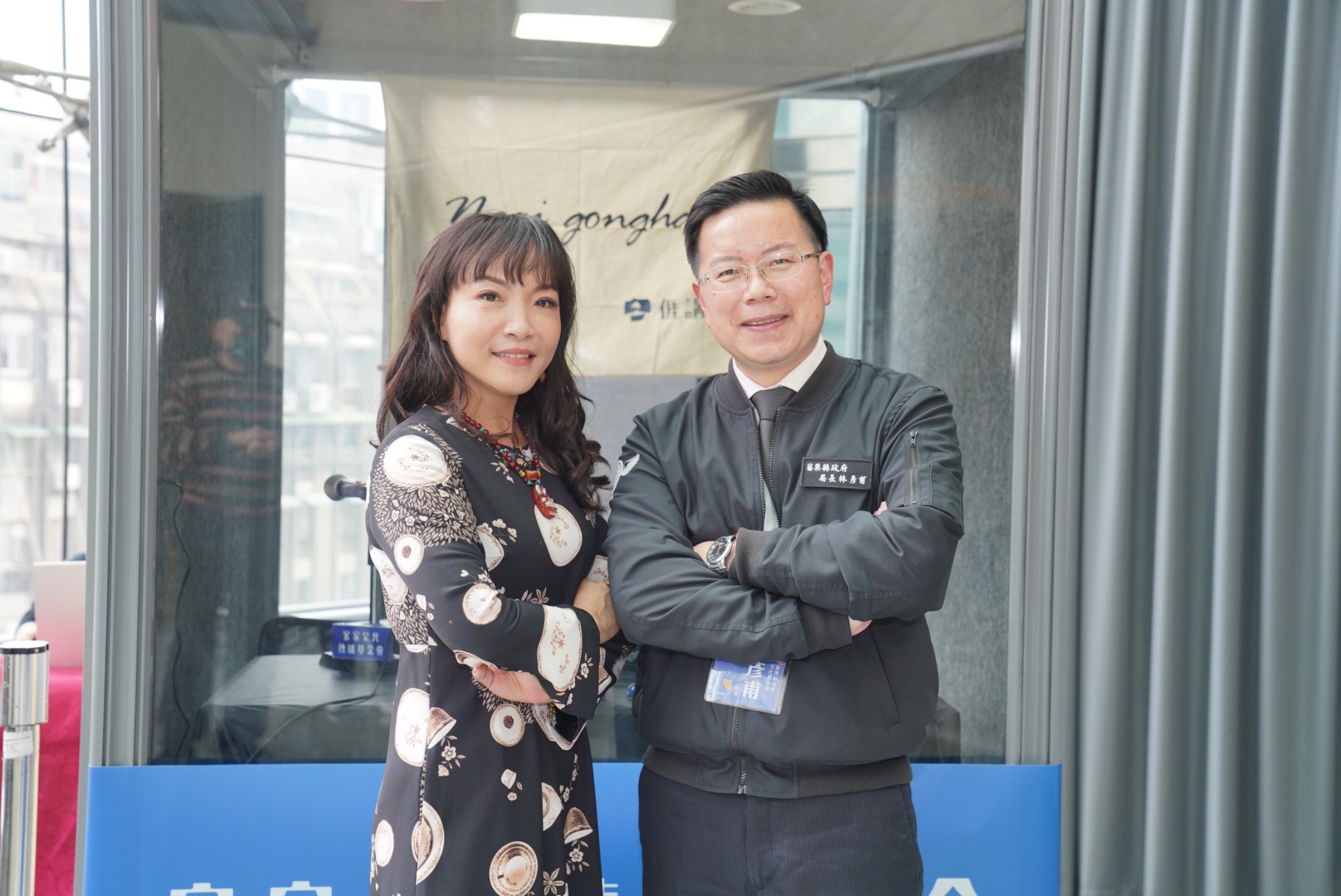 全國客家日論壇,講客廣播電臺《雁子飛過台三線》主持人徐子雁(左)邀請苗栗縣文觀局局長林彥甫(右)受訪。宋佩遙攝