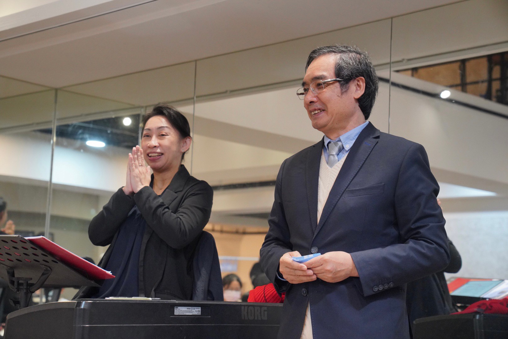 今天全國客家日論壇，邀請到客家公共傳播基金會所屬國立客家兒童合唱團演出，客傳會董事長陳邦畛特別到練習室鼓勵小朋友們（左為國立客家兒童合唱團團長​暨藝術總監暨指揮彭孟賢）。宋佩遙攝