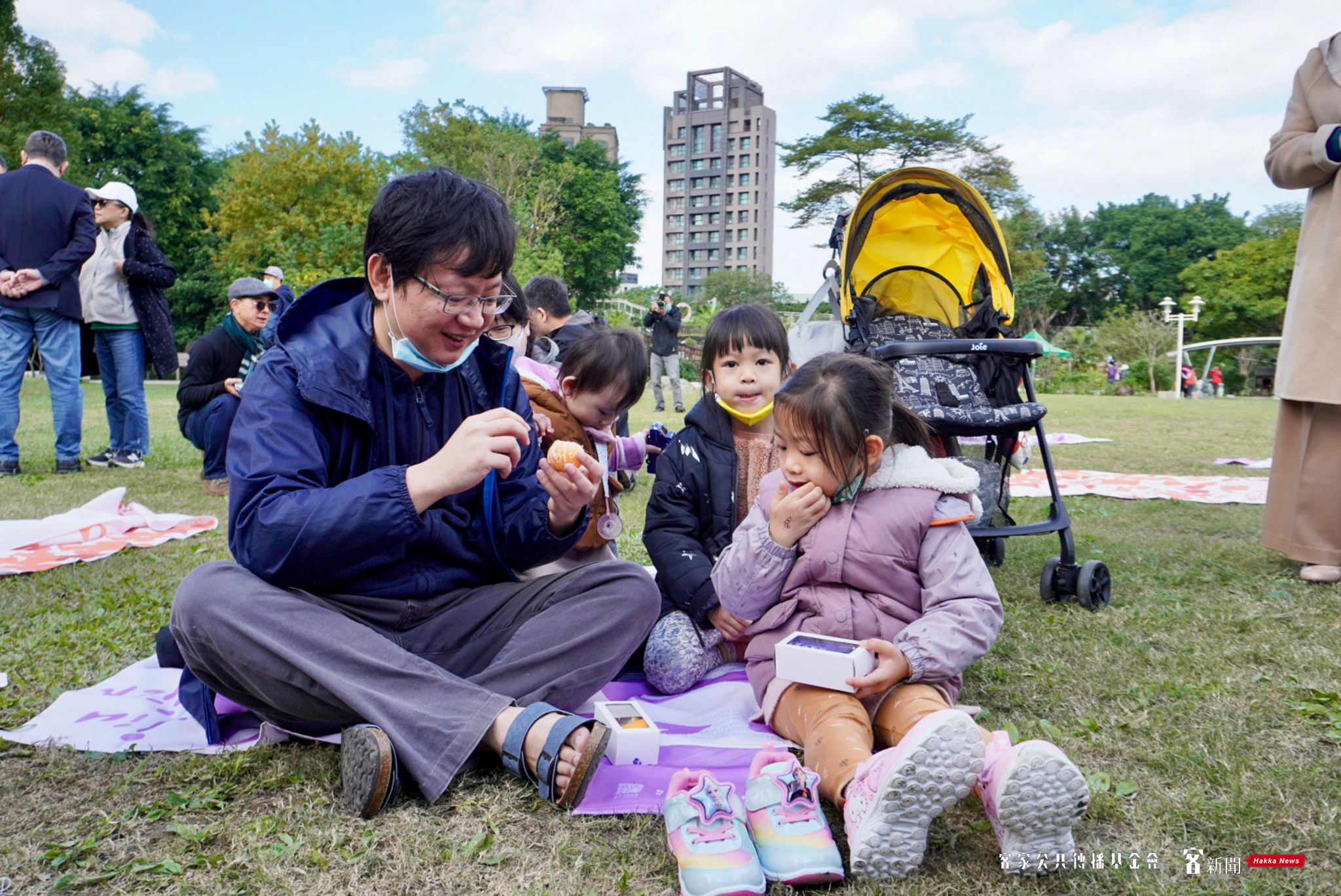 家長帶著小孩共同前來野餐，享受音樂表演。
