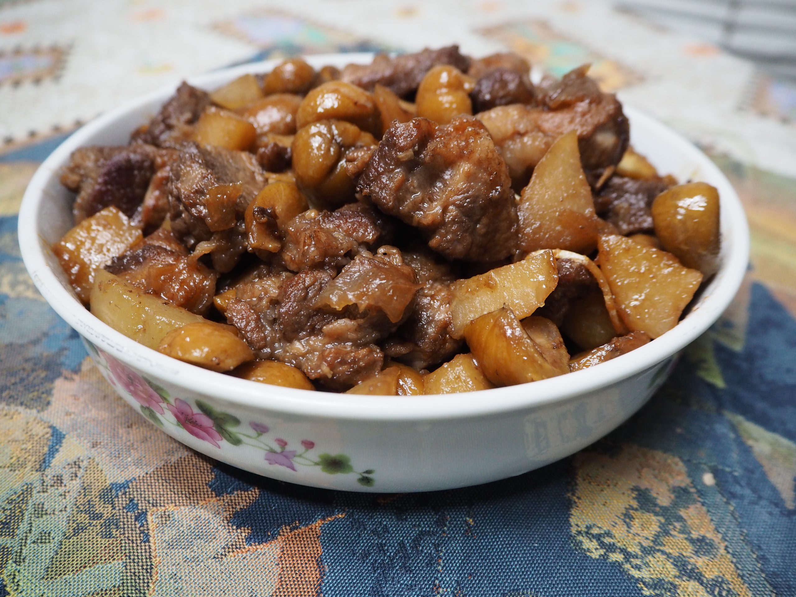 冬季吃爌肉和季節時蔬，菜頭、結頭菜或栗子一起炆，一鍋就能搞定。蕭秀琴攝