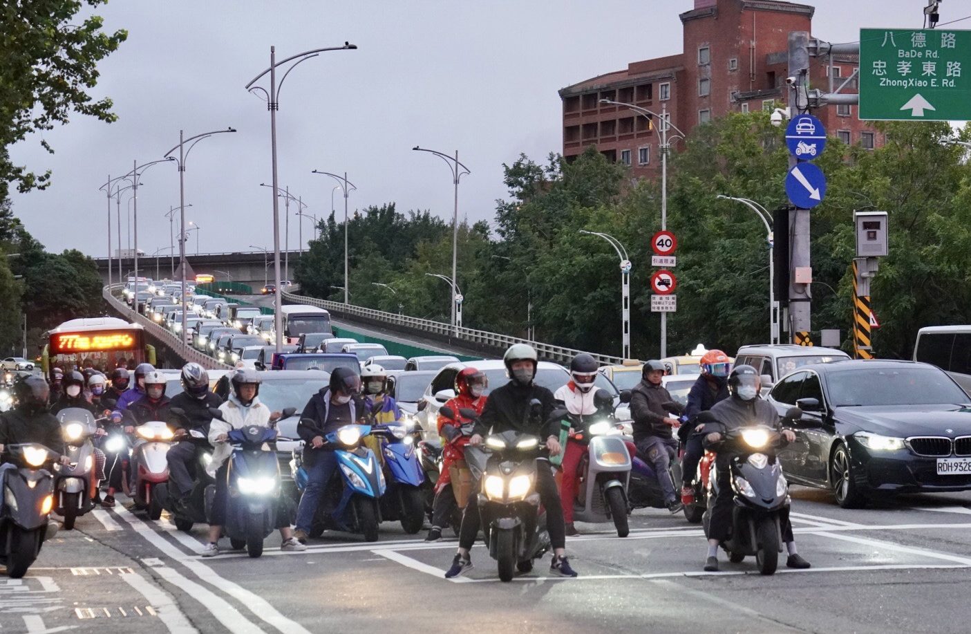 機車族脫口罩的比例很低。宋佩遙攝