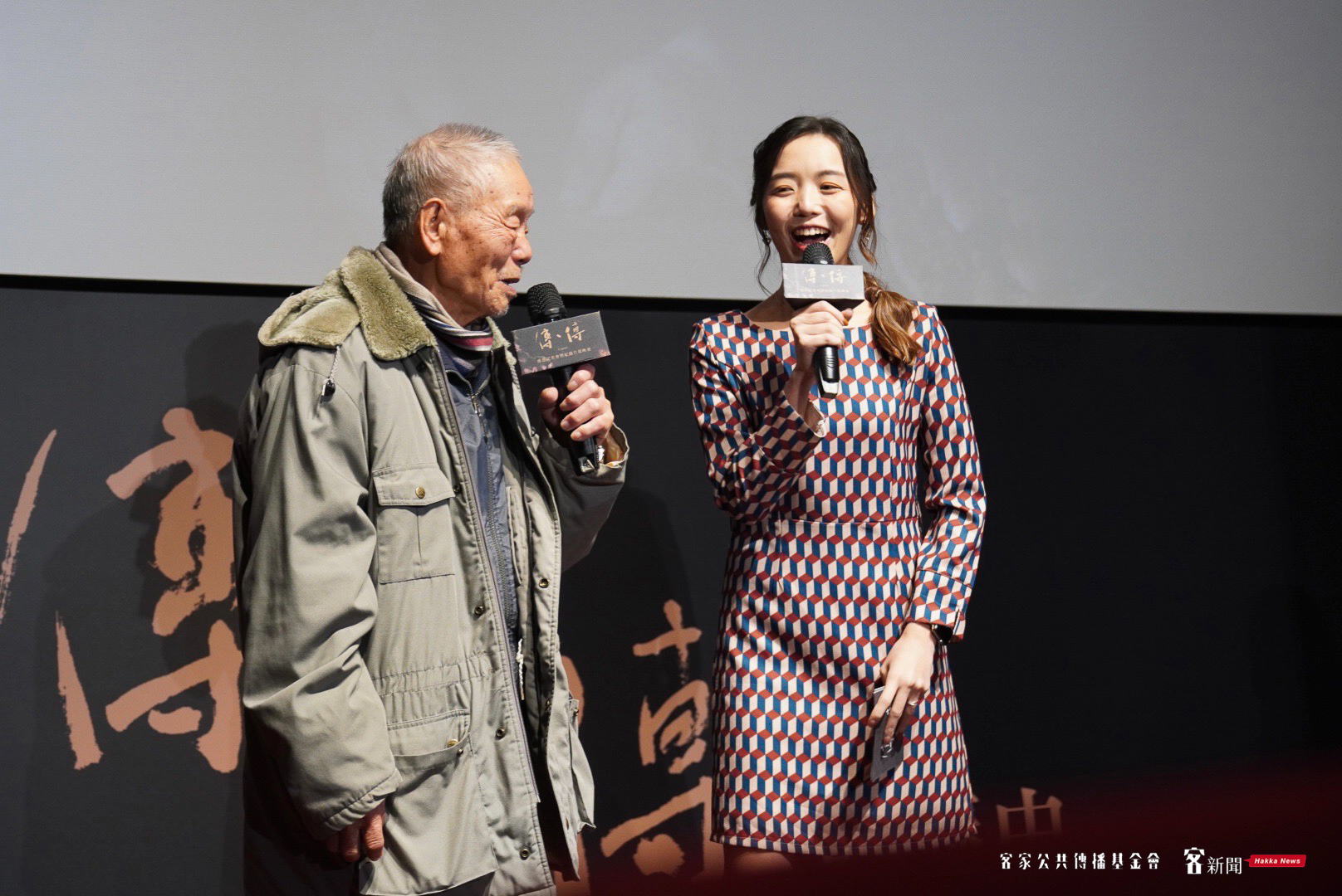 主持人李佳（右）直呼自己是《傳、傳》粉絲。宋佩遙攝