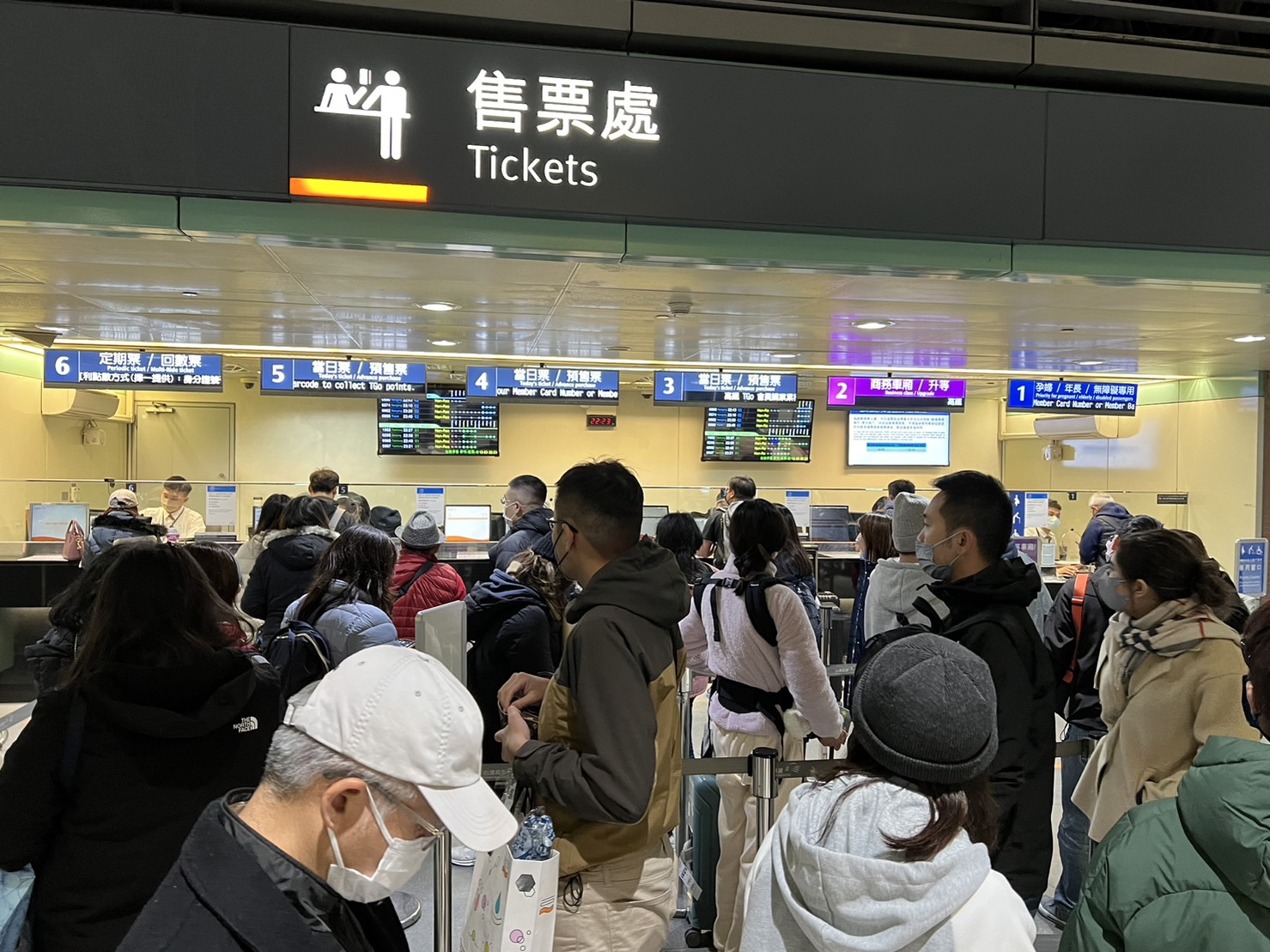 大批歌迷散場時擠爆機捷與桃園高鐵站。客新聞攝