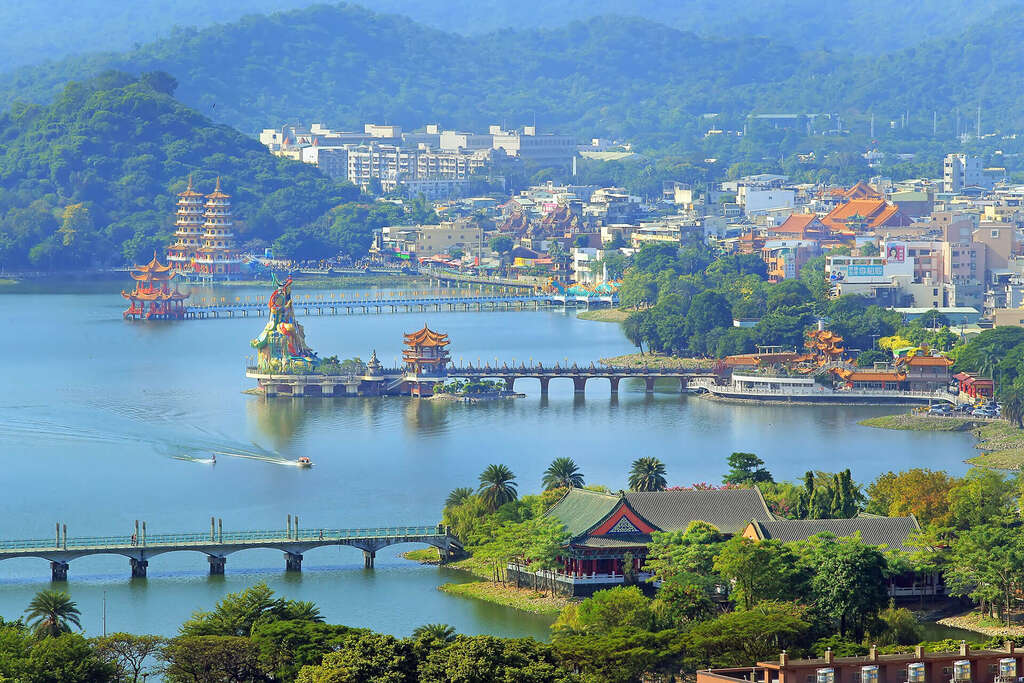 高雄蓮池潭環湖景色,周邊廟宇多達20多間,其中以龍虎塔、五里亭、春秋閣、孔廟等最富盛名。高雄旅遊網提供