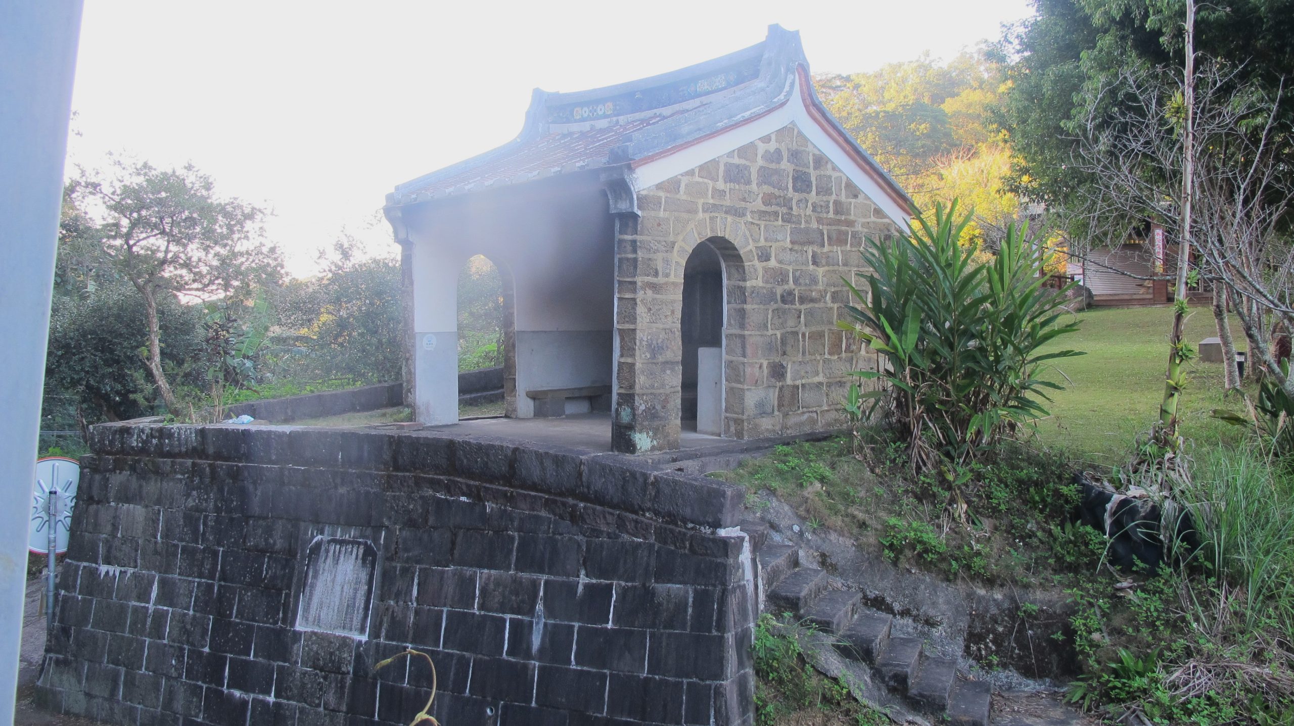 十份崠茶亭是出關古道十份崠段終點，用石塊建成於1923年，有百年歷史，它是先民從銅鑼新雞隆到大湖南湖的中途歇息站。何來美攝