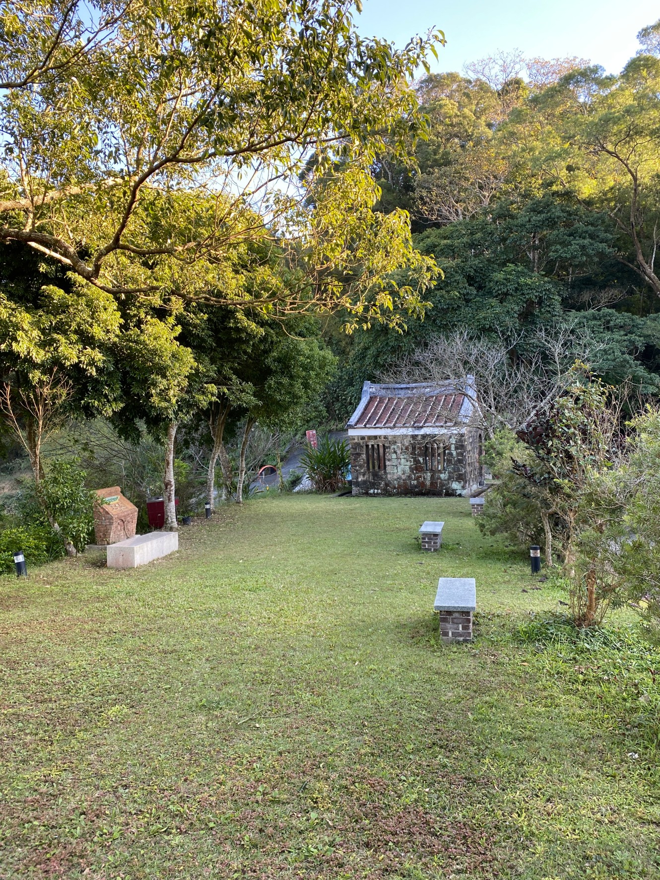 十份崠茶亭旁開闢了多塊露營地，供遊客露營，春天桃李花開時更可賞花。何來美攝