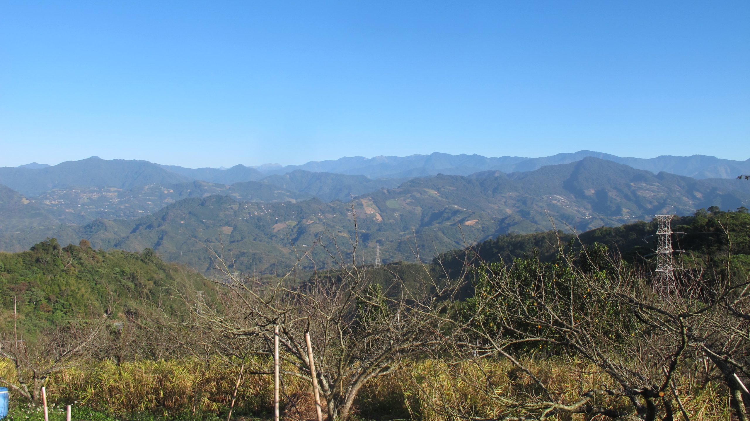 從十份崠茶亭往東遠眺，仙山、鷂婆山、加里山彷佛就在眼前。何來美攝