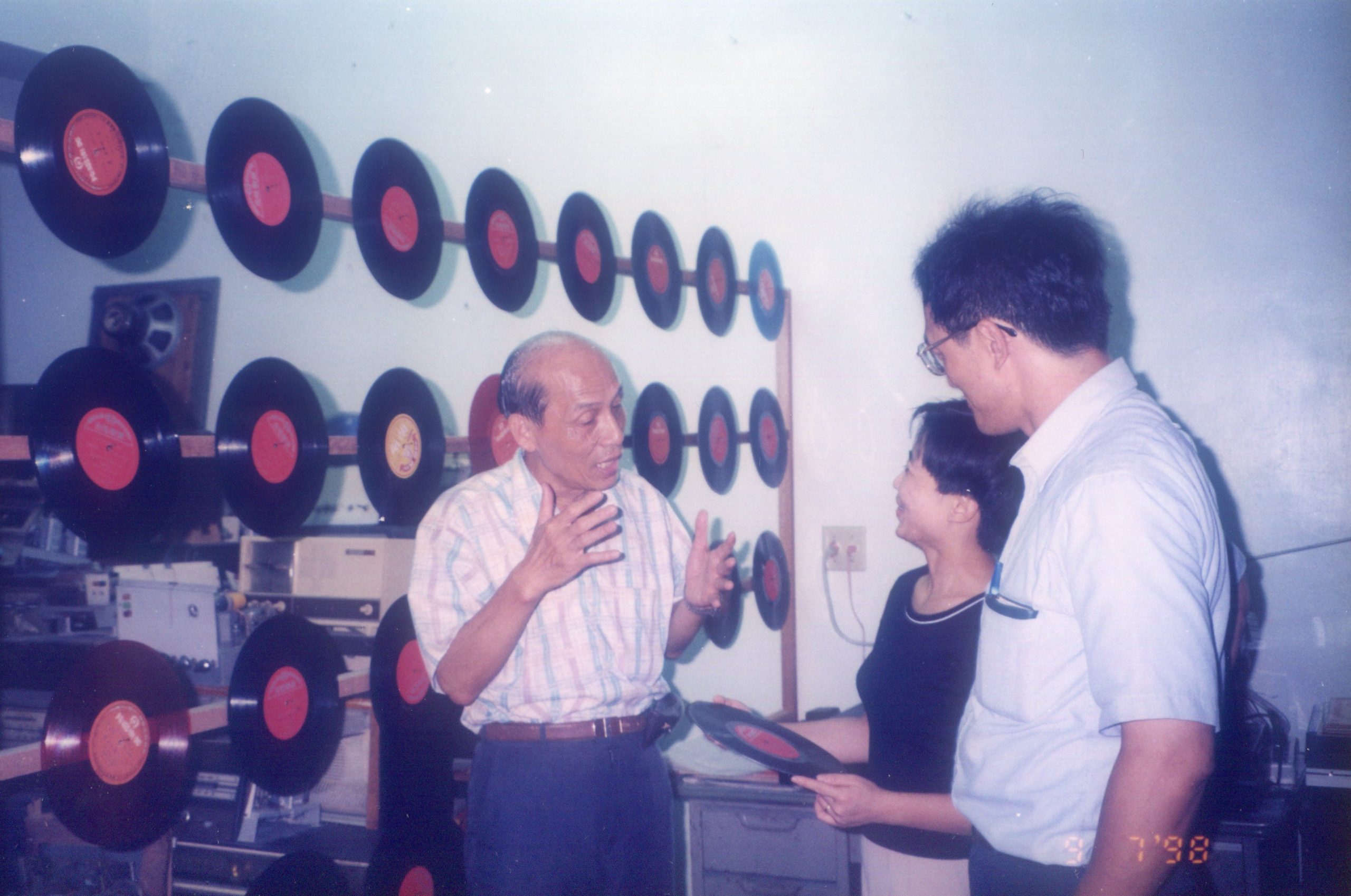 1998年寶島客家電台董事長陳貴賢、台長劉慧真拜會彭雙松,將彭雙松重新灌製的客家音樂在電台播放。何來美攝