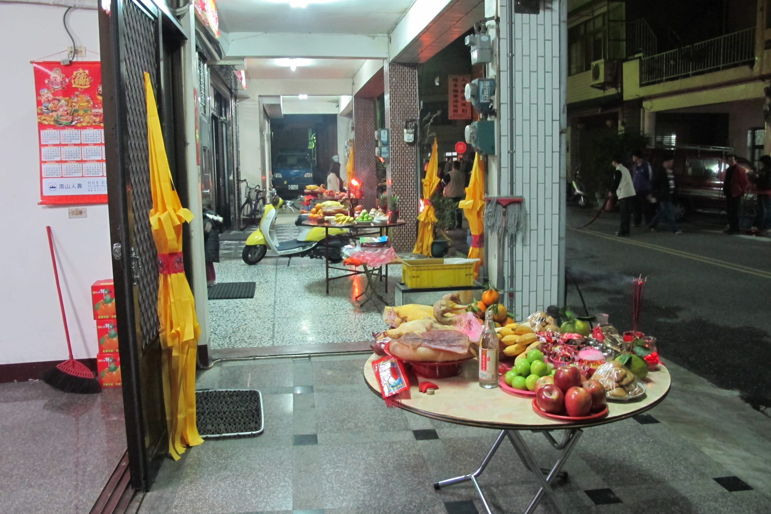 家家戶戶以豐盛祭品敬拜天公，洋溢著物阜年豐的景象。何來美攝