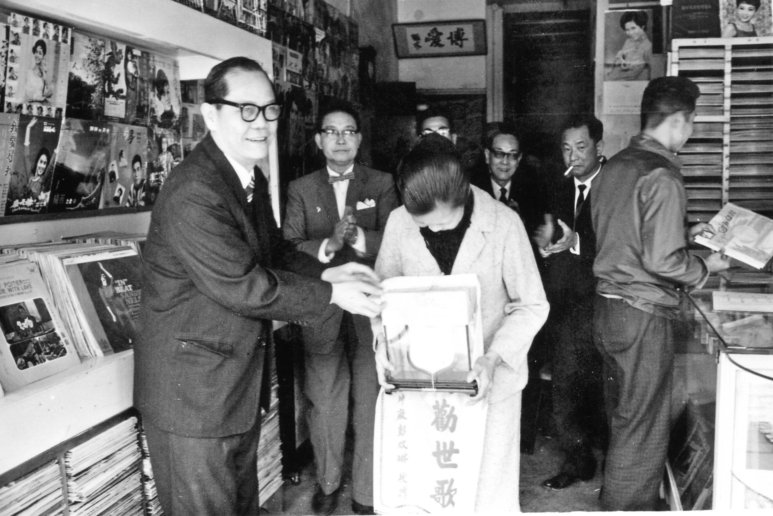 1969年彭雙琳(左一)在自營的國際唱片行頒獎給山歌比賽優勝者楊玉蘭。彭文銘提供