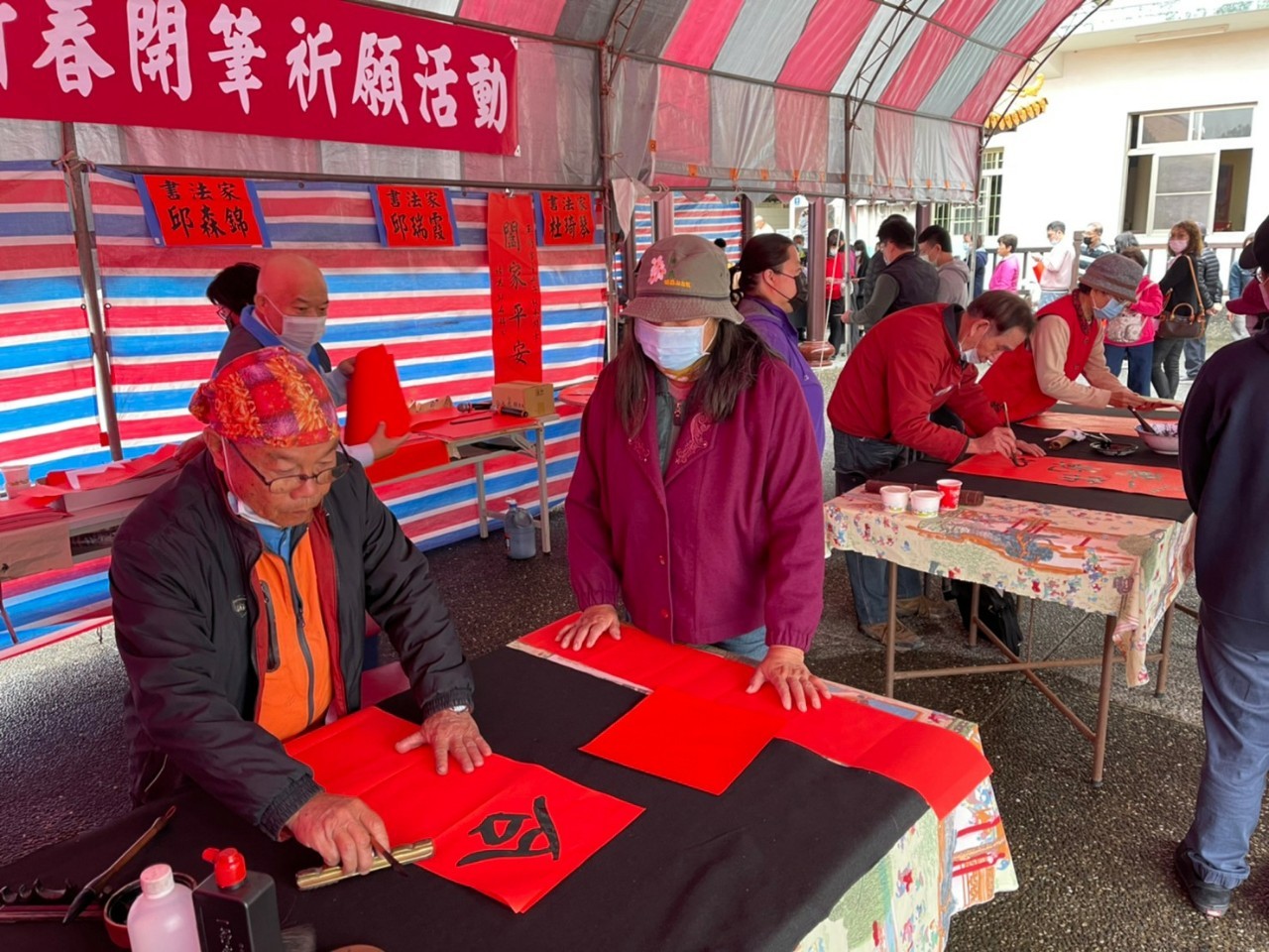 頭屋象山書院位在孔子廟房，每年大年初一請書法家開筆迎春，帶動苗栗文風。廖煥維提供