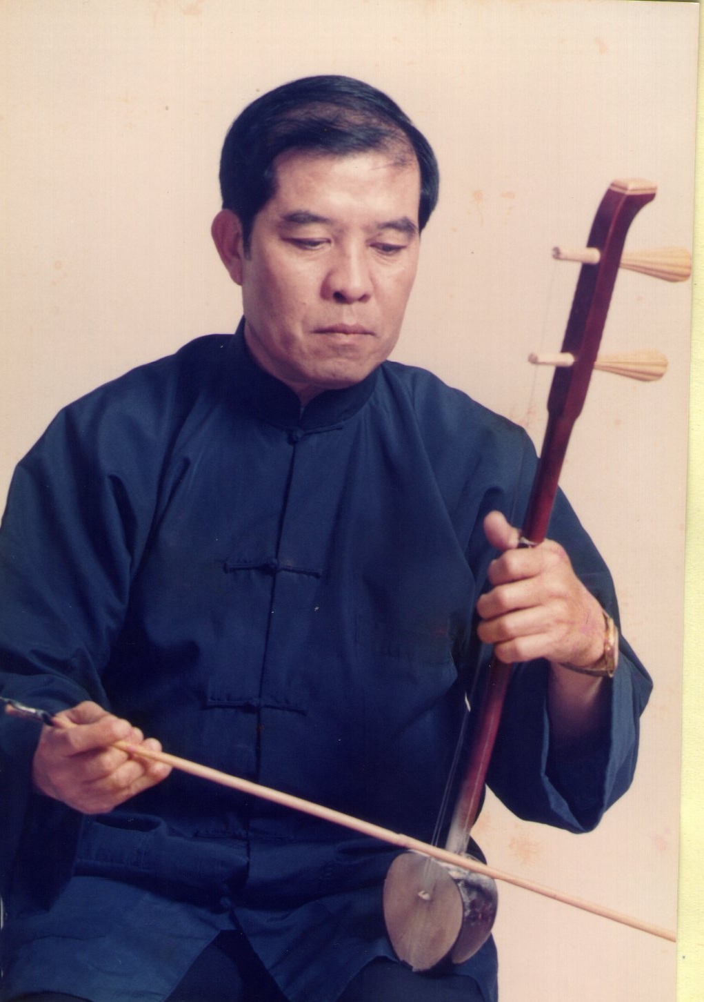 郭鑫桂亦是客家八音大師，圖為他拉胡琴的神情。鄭榮興提供