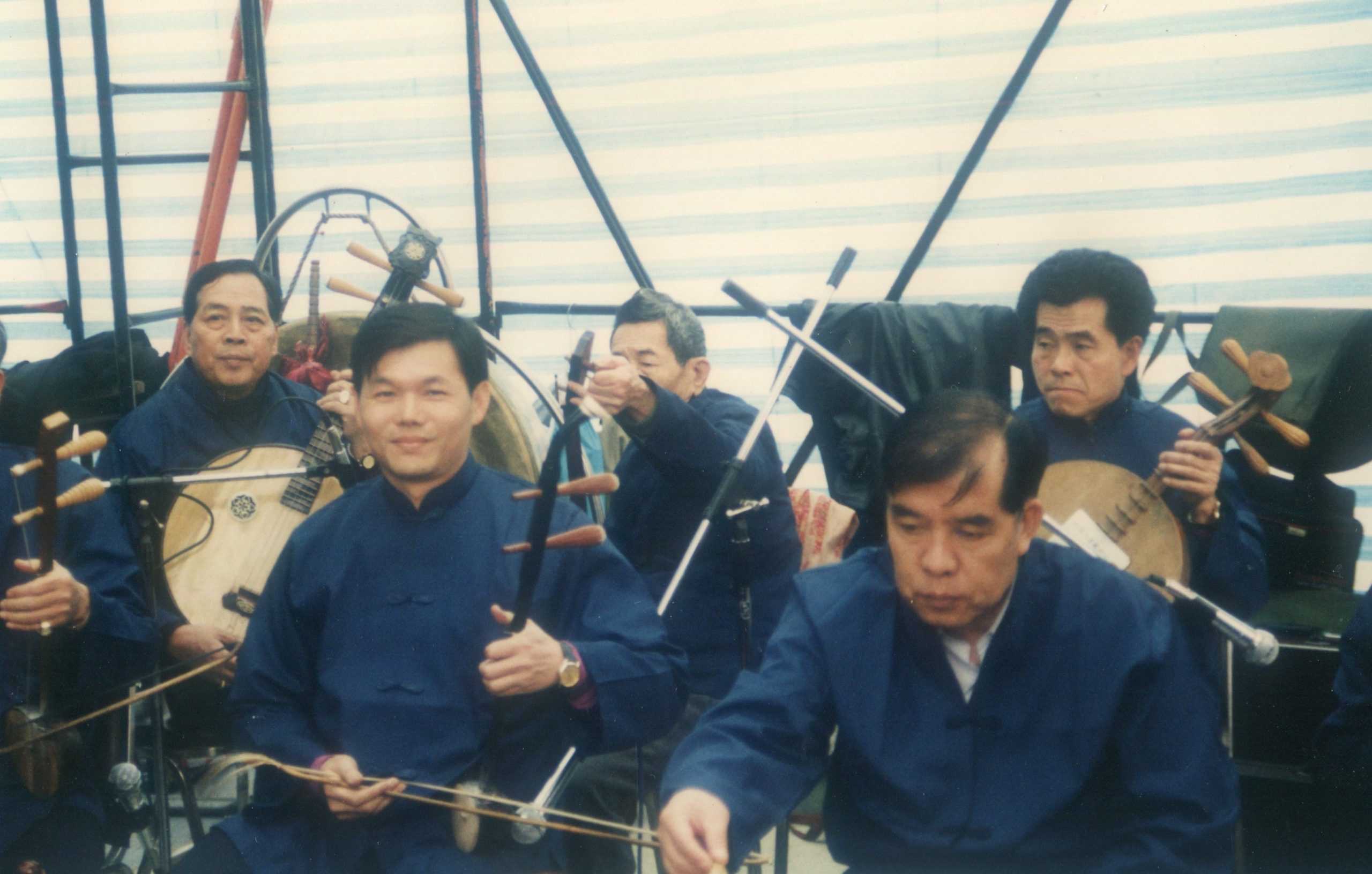 鄭榮興（前左）是陳家八音團與慶美園採茶劇團傳人，圖為他與郭鑫桂（前右）等人共同合奏客家八音。何來美攝