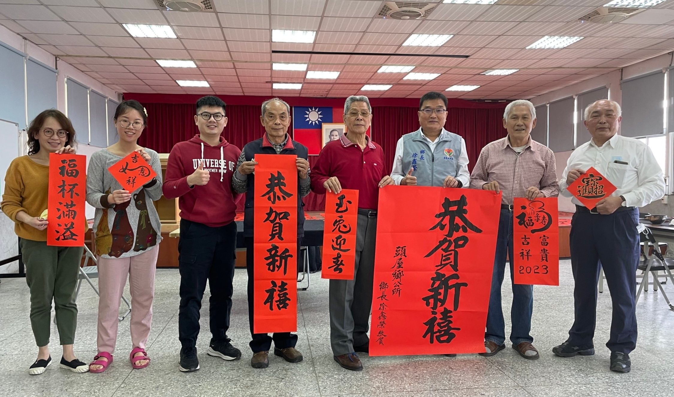 頭屋鄉長徐鑫榮（右三）請象山書院老師們寫春聯迎新年，右起五位是饒明鋒、邱玉麟、徐鑫榮、徐清明、楊政男，左三位是鄉公所員工。廖煥維提供